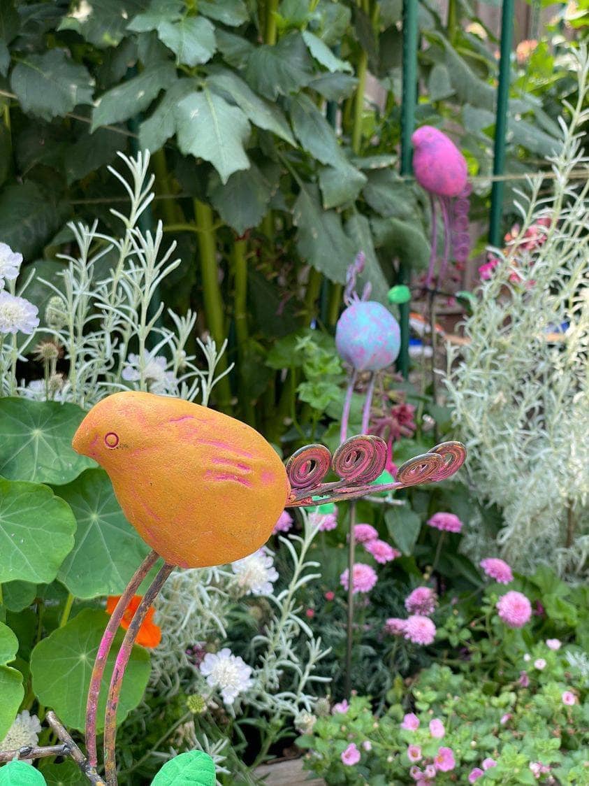 Decorative Standing Birds Garden Stakes - Outdoor Metal Bird Yard Decor for Lawn, Patio & Flower Beds - Perfect for Spring Gardening & Backyard Landscaping