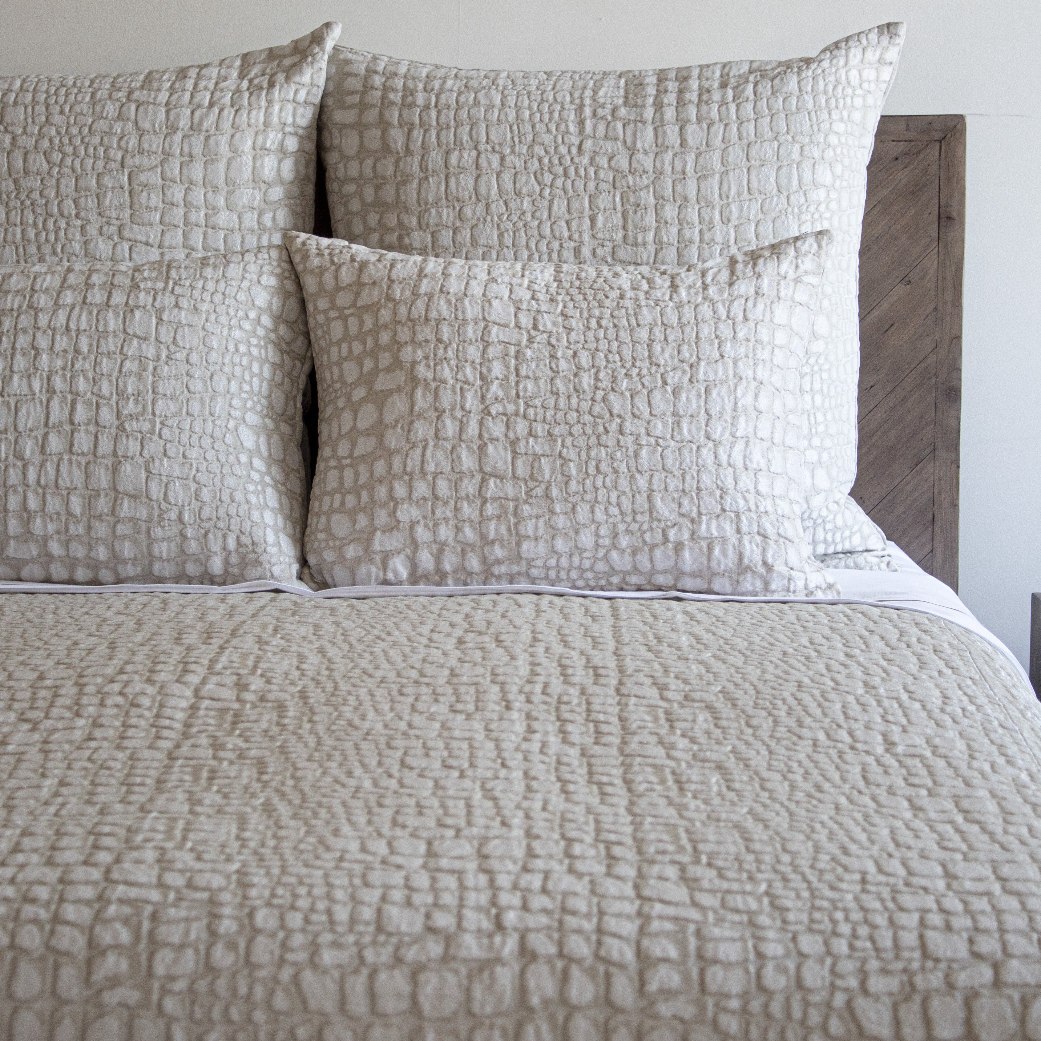 Croc Coverlet - Soft & Comfortable Crochet Blanket for Home Decor, Bedroom, Sofa - Perfect for Cozy Nights & Gift Giving