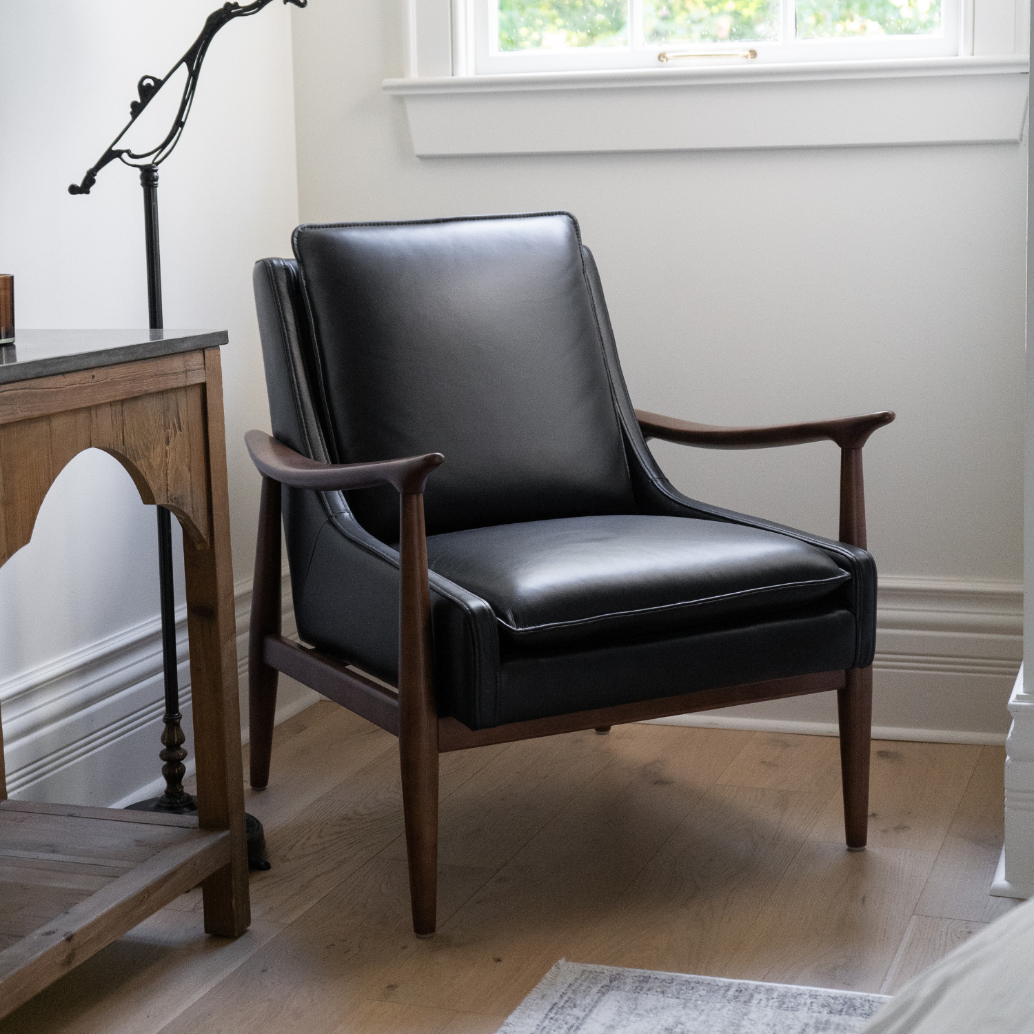 Premium Onyx Leather Nassau Lounge Chair - Modern Comfort for Living Room, Office & Lounge Areas