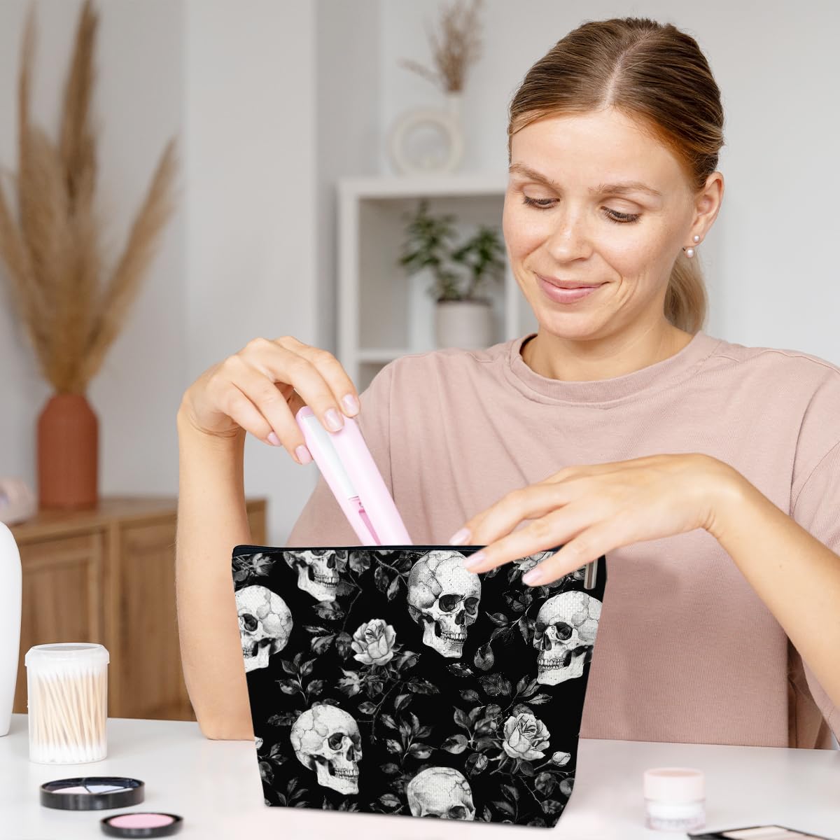 Gothic Skeleton Makeup Bag for Women - Halloween Floral Skull Cosmetic Bag with Rose Design, Spooky Purse Gift for Halloween Party & Cosplay Accessories