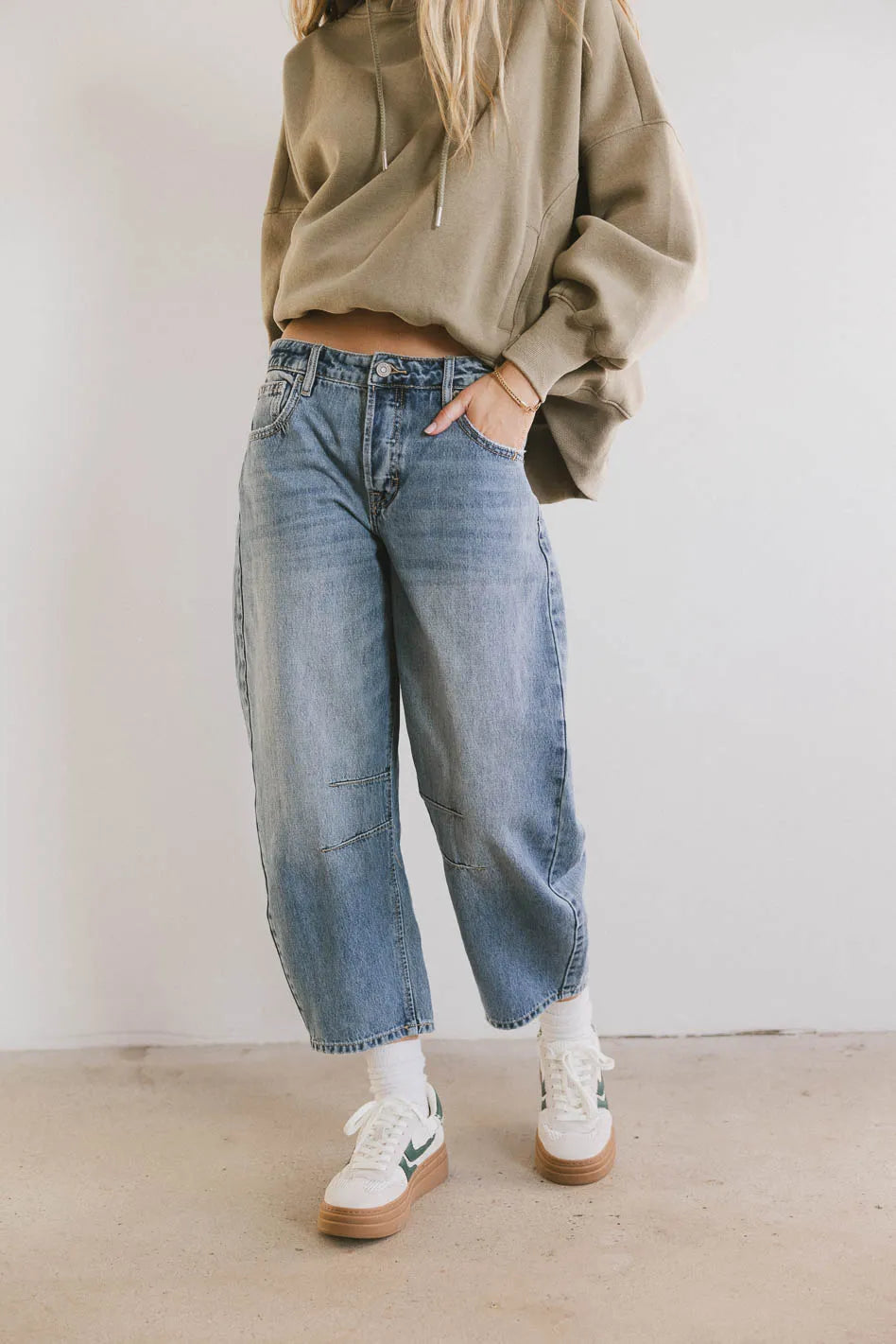 Bentlee Women's Cropped Barrel Jeans - Medium Wash Denim High Waist Straight Leg Pants for Casual Outfits & Streetwear Fashion
