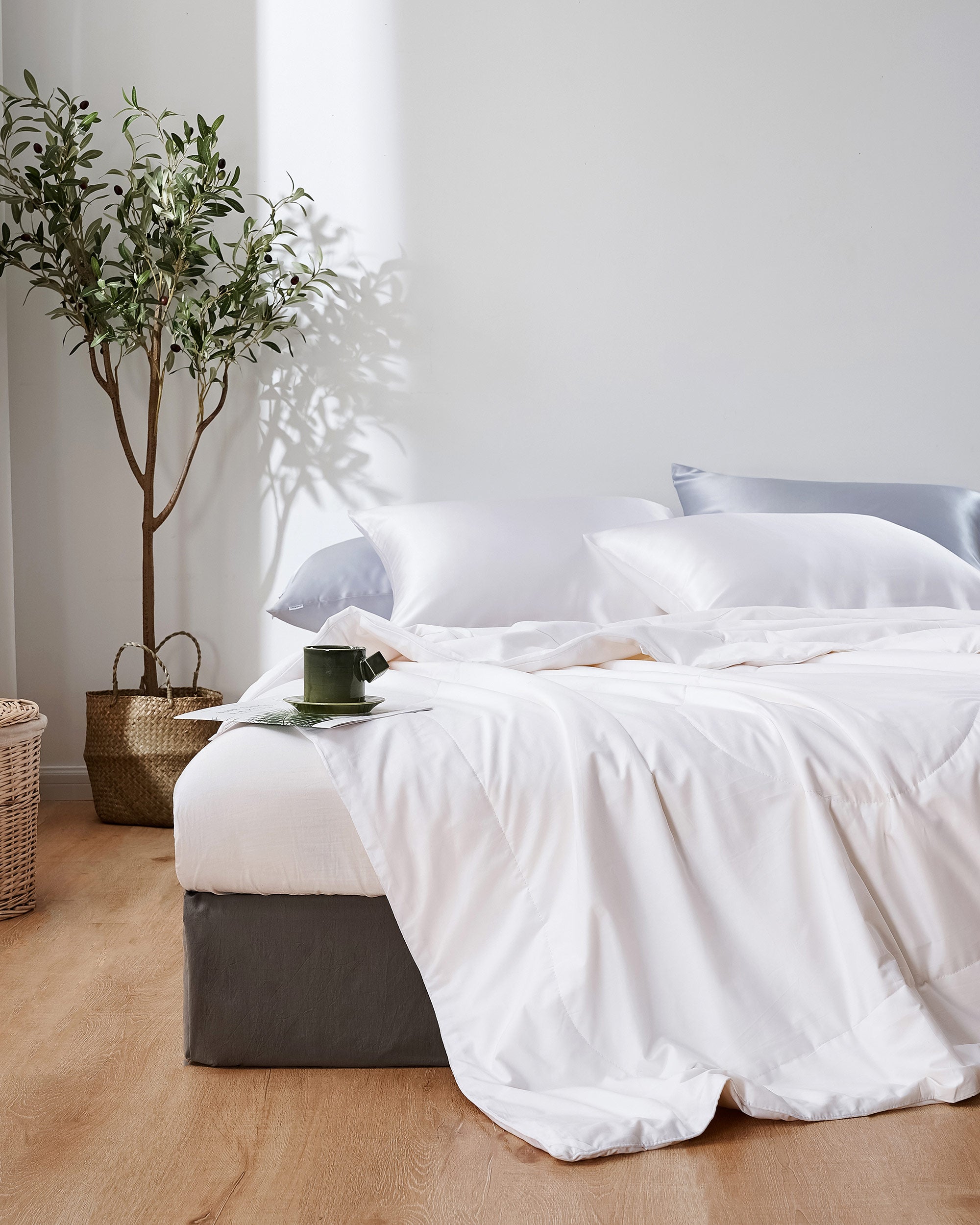 All Season Cotton Covered Silk Comforter - Luxury Queen Size Bedding Set for Year-Round Comfort - Perfect for Master Bedroom, Guest Room & Hotel Use