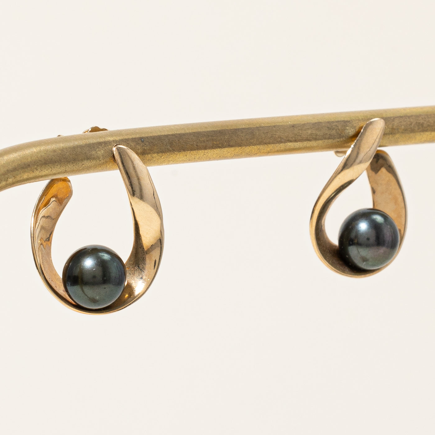 Exquisite Black Pearl Earrings for Women - Elegant & Timeless Jewelry Gift for Her - Perfect for Weddings, Parties & Special Occasions