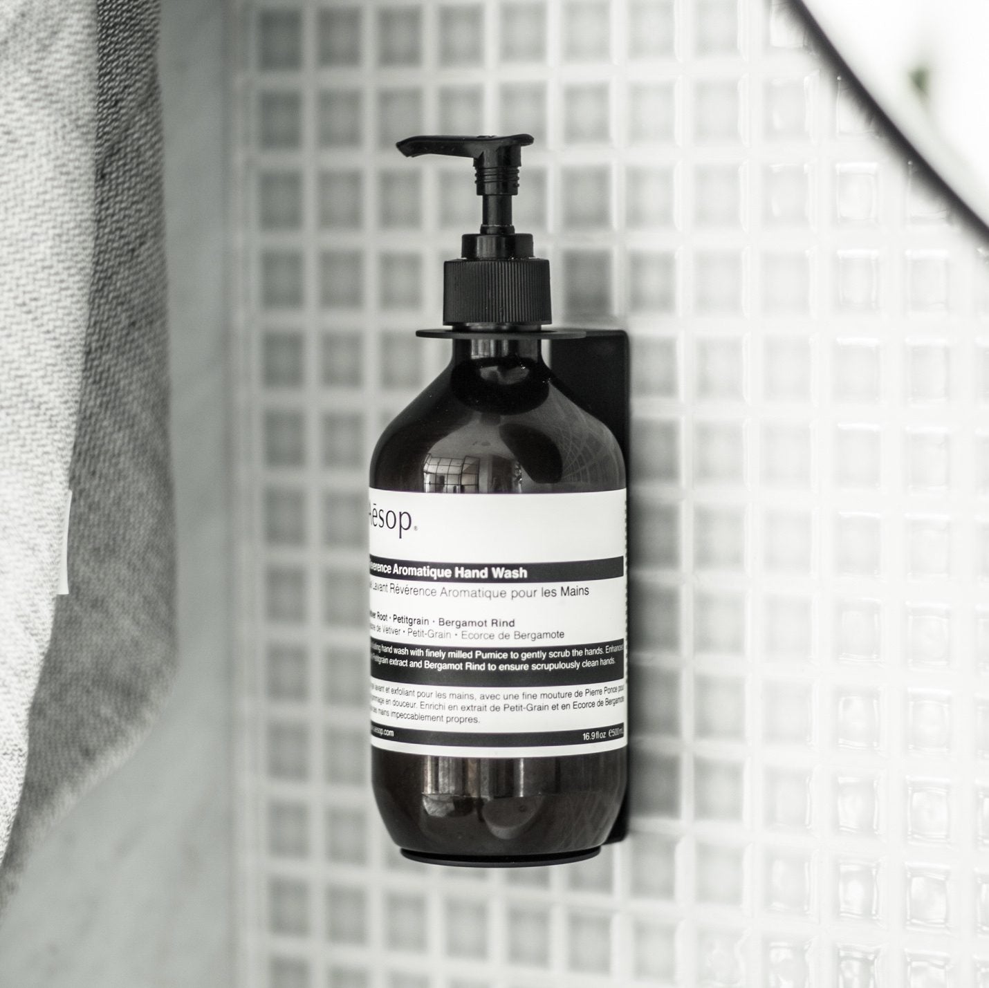 DESIGNSTUFF Single Soap Dispenser Holder - Modern Bathroom Organizer, Black | Perfect for Kitchen, Bathroom & Vanity Countertop Storage