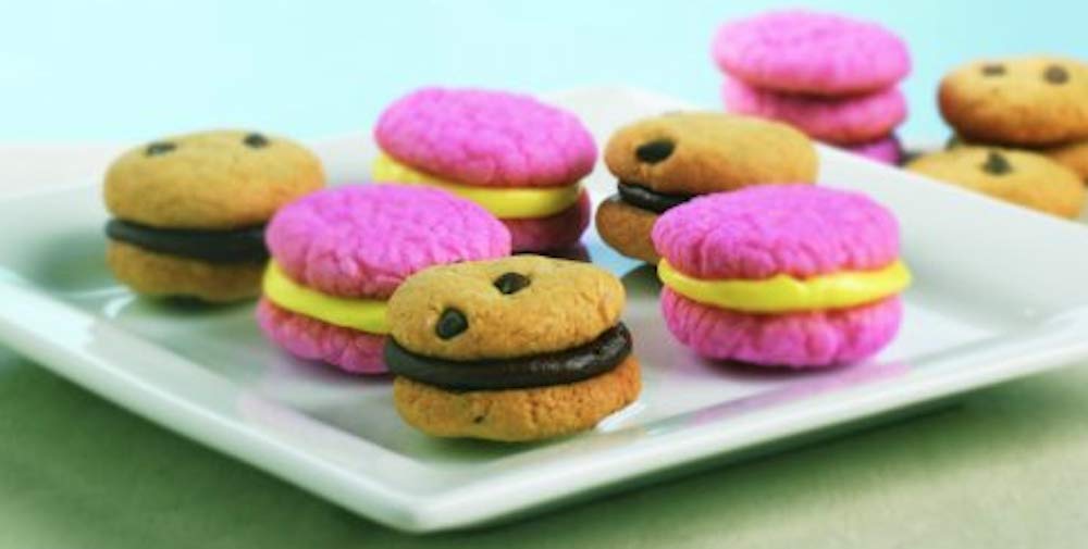 Easy Bake Ultimate Oven Toy Baking Star Series with 3 Extra Refill Packs - Sprinkle Cakes, Red Velvet Cupcakes, Pretzels, Chocolate Chip & Pink Sugar Cookies | Fun Baking Kit for Kids, Birthday Gifts & Family Bonding Activities