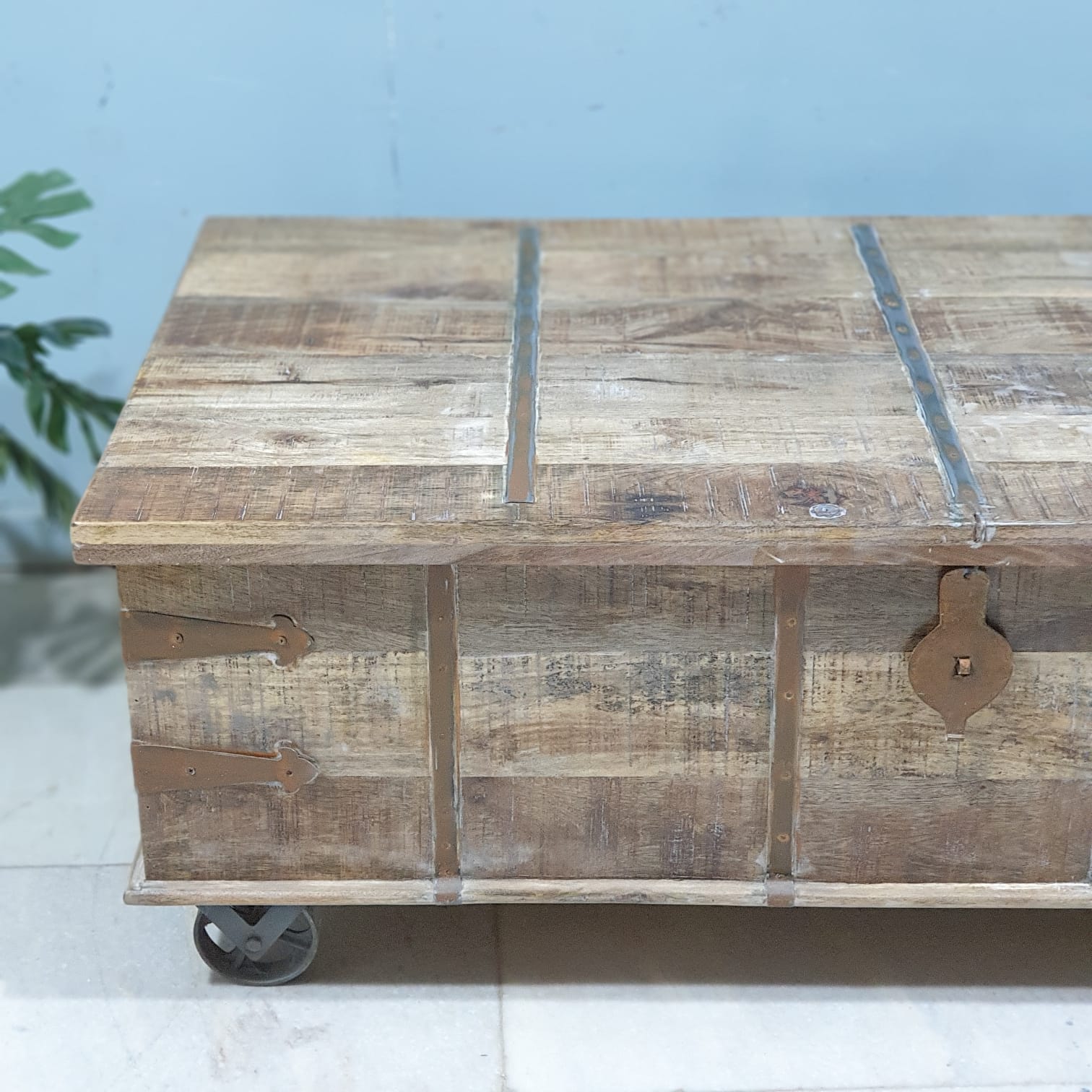 Hand Carved Solid Wood Coffee Table with Wheels - Whitewashed Chest Design 150x80x55cm - Modern Farmhouse Living Room Furniture for Small Spaces & Home Decor