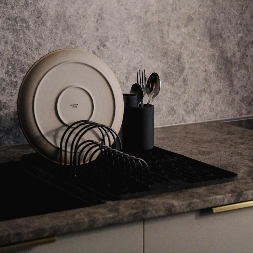 DESIGNSTUFF Large Folding Silicone Drying Mat with Drainage Hole - Black | Non-Slip Dish Drying Rack for Kitchen Counter, Sink & Travel | Perfect for Drying Dishes, Fruits & Vegetables