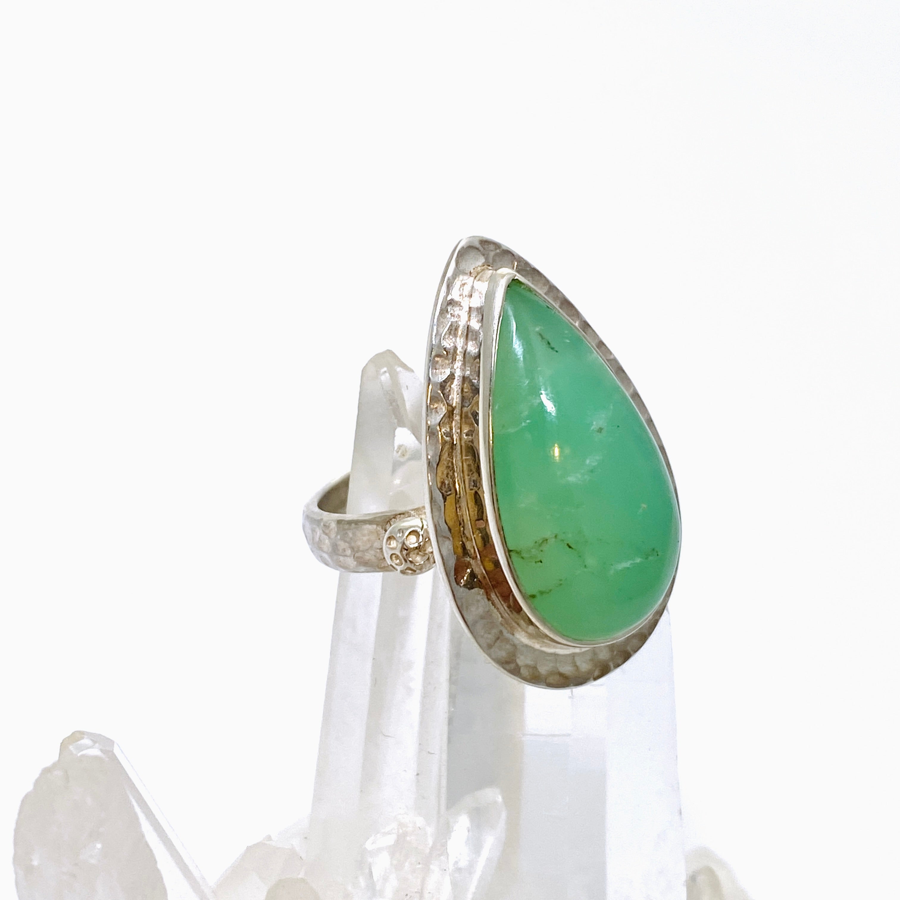 Chrysoprase Teardrop Cabochon Ring - Handmade Sterling Silver Hammered Band - Size 8 - KRGJ3338 - Perfect for Boho Jewelry & Gift Giving