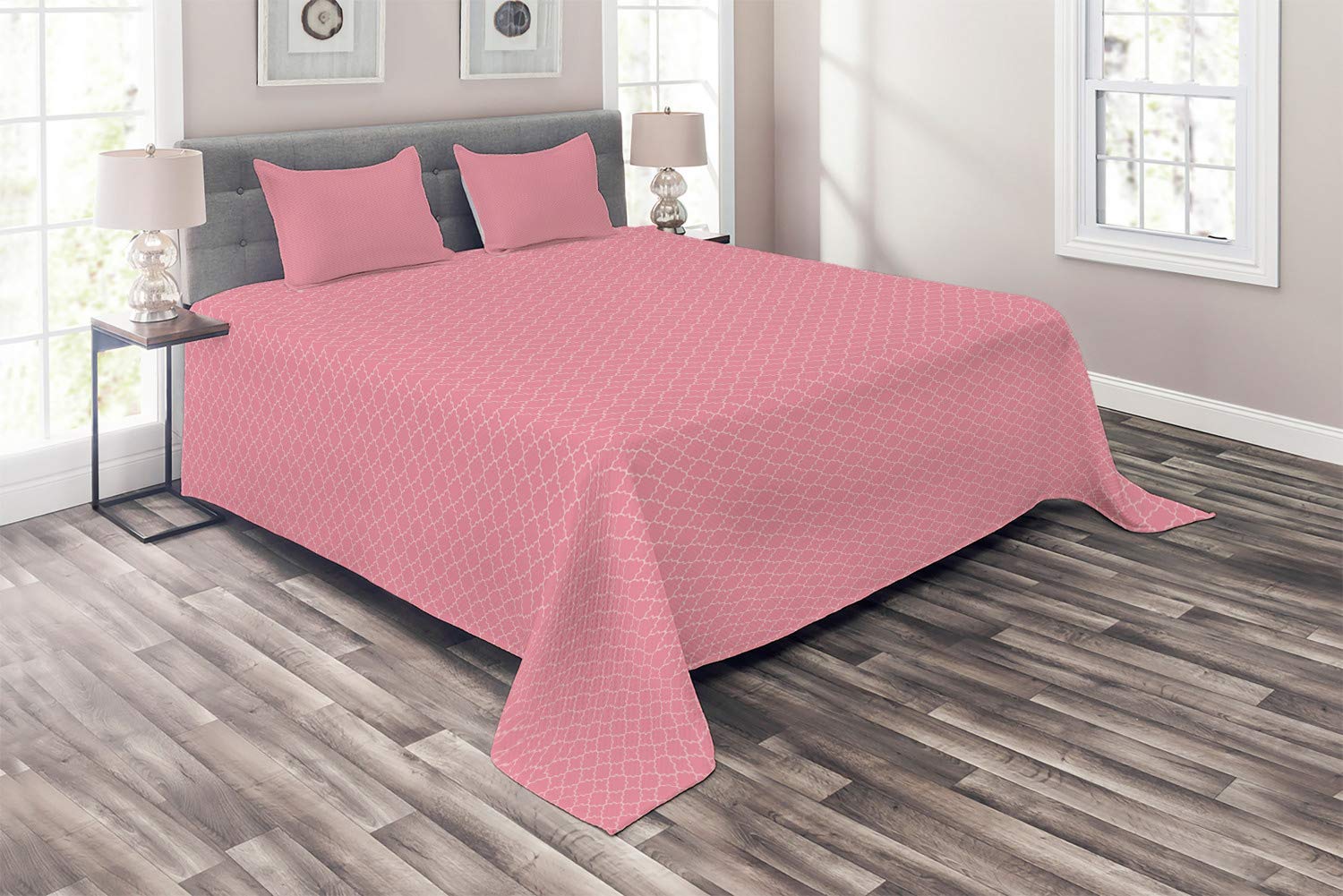Ambesonne Eastern Quilted Bedspread Set - King Size 3-Piece with 2 Pillow Shams, Traditional Quatrefoil Pattern in Pastel Pink & White | Perfect for Master Bedroom, Guest Room & Boho Home Decor