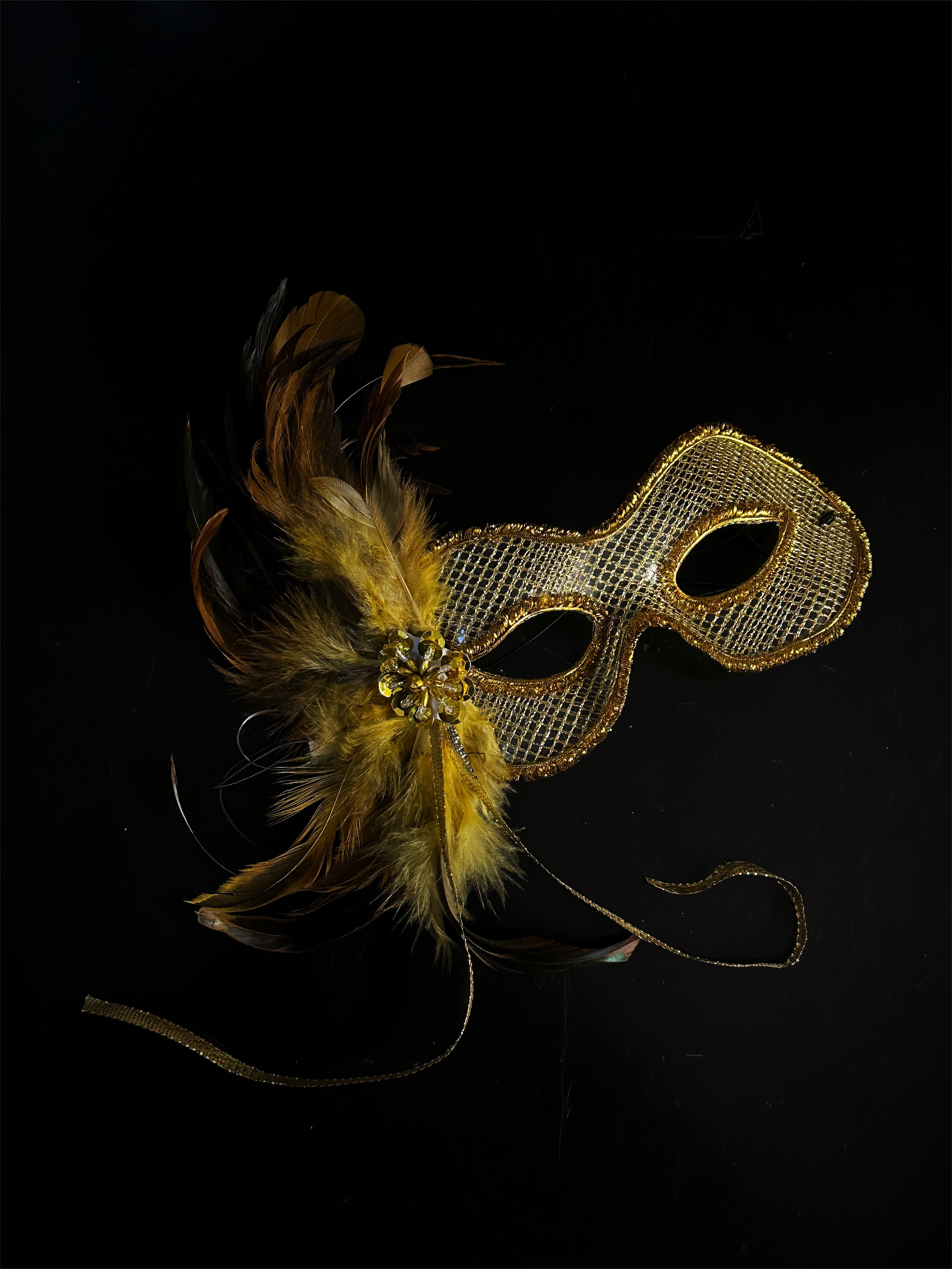 Elegant Gold Feather Mask for Women - Luxury Party Masquerade Mask for Halloween, Mardi Gras, Costume Balls & Themed Events