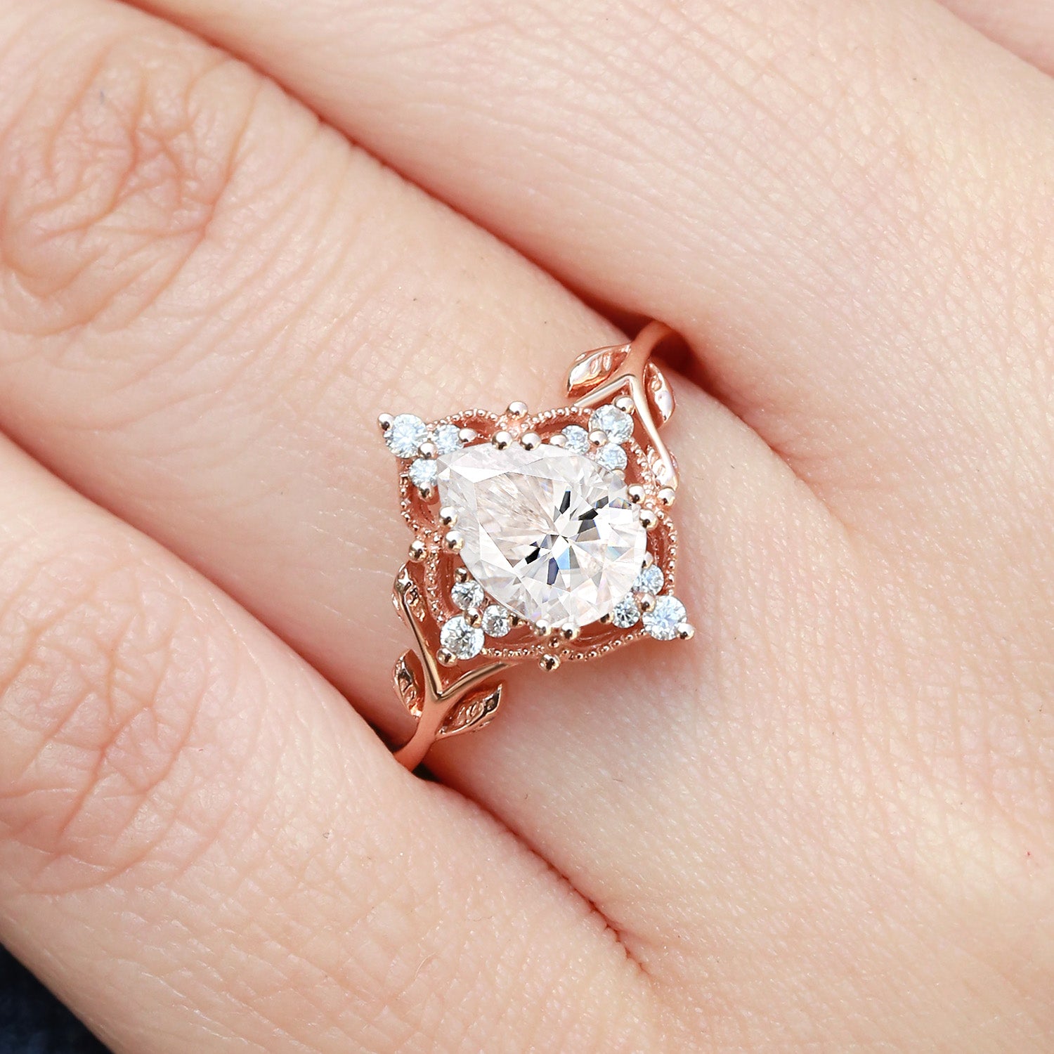 Pear Cut Moissanite Leafy Vintage Engagement Ring for Women - Elegant Nature-Inspired Wedding Band, Perfect for Proposals, Anniversaries & Special Occasions