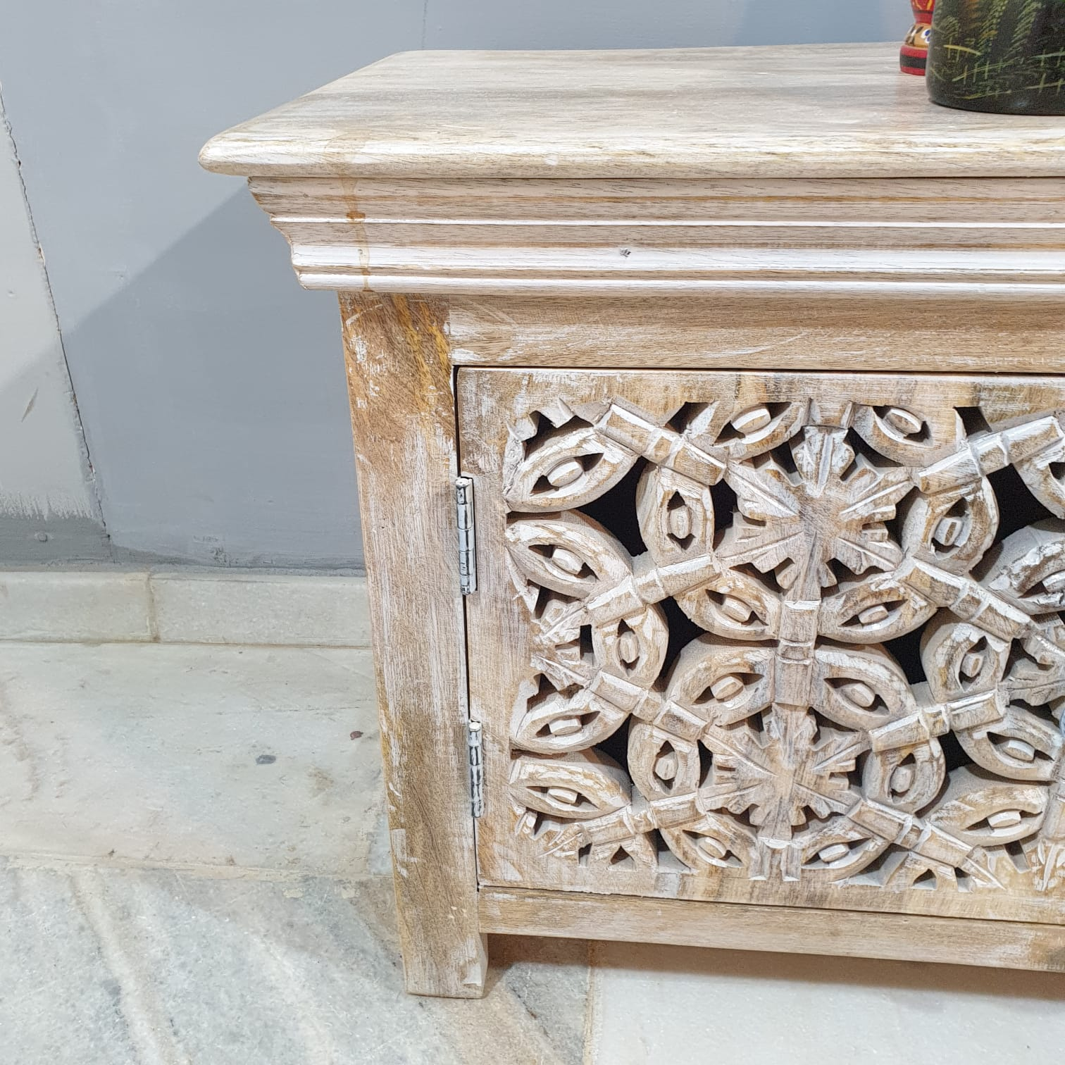 Hand Carved Indian Solid Wood TV Stand with Jali Doors and Shelves, 200x40x55cm - Perfect for Living Room Entertainment Center and Stylish Home Decor