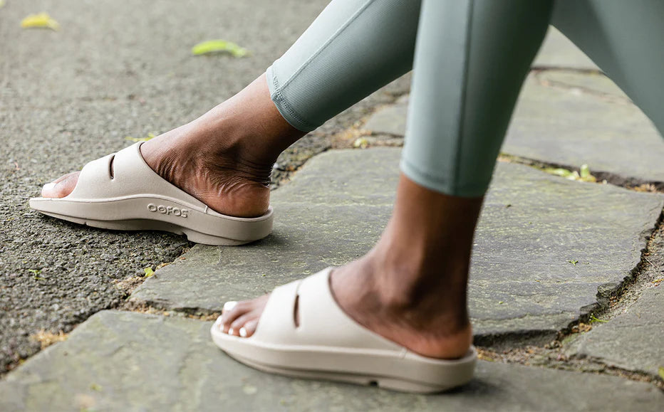 OOFOS Unisex Ooahh Nomad Recovery Sandals - Comfortable & Supportive Footwear for Men & Women - Perfect for Post-Workout, Travel & Relaxation at Home