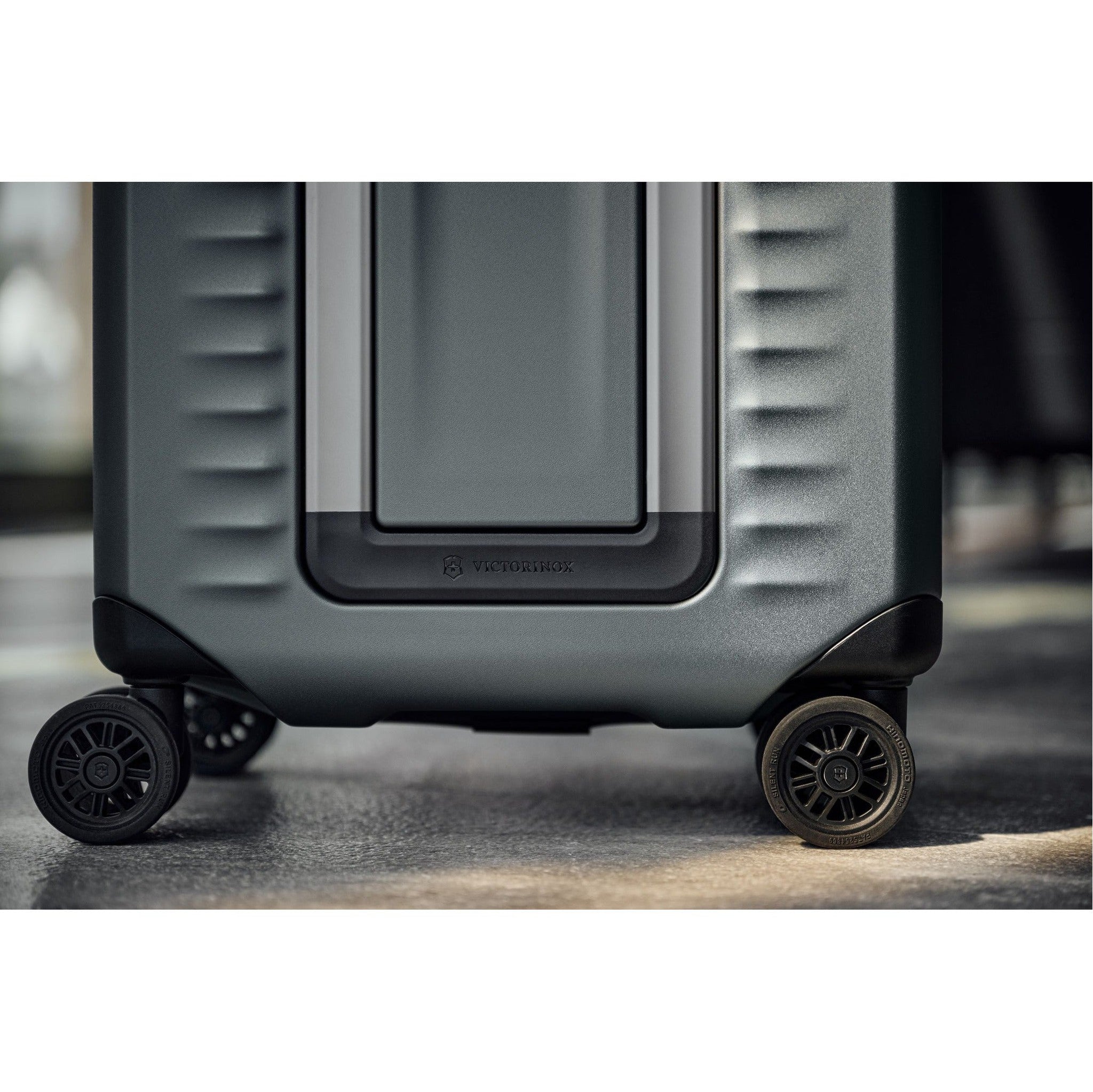 Victorinox Airox Advanced Frequent Flyer Plus Carry On Luggage - Lightweight Spinner Suitcase for Business Travel & Weekend Getaways | TSA Lock & Durable Polycarbonate Shell