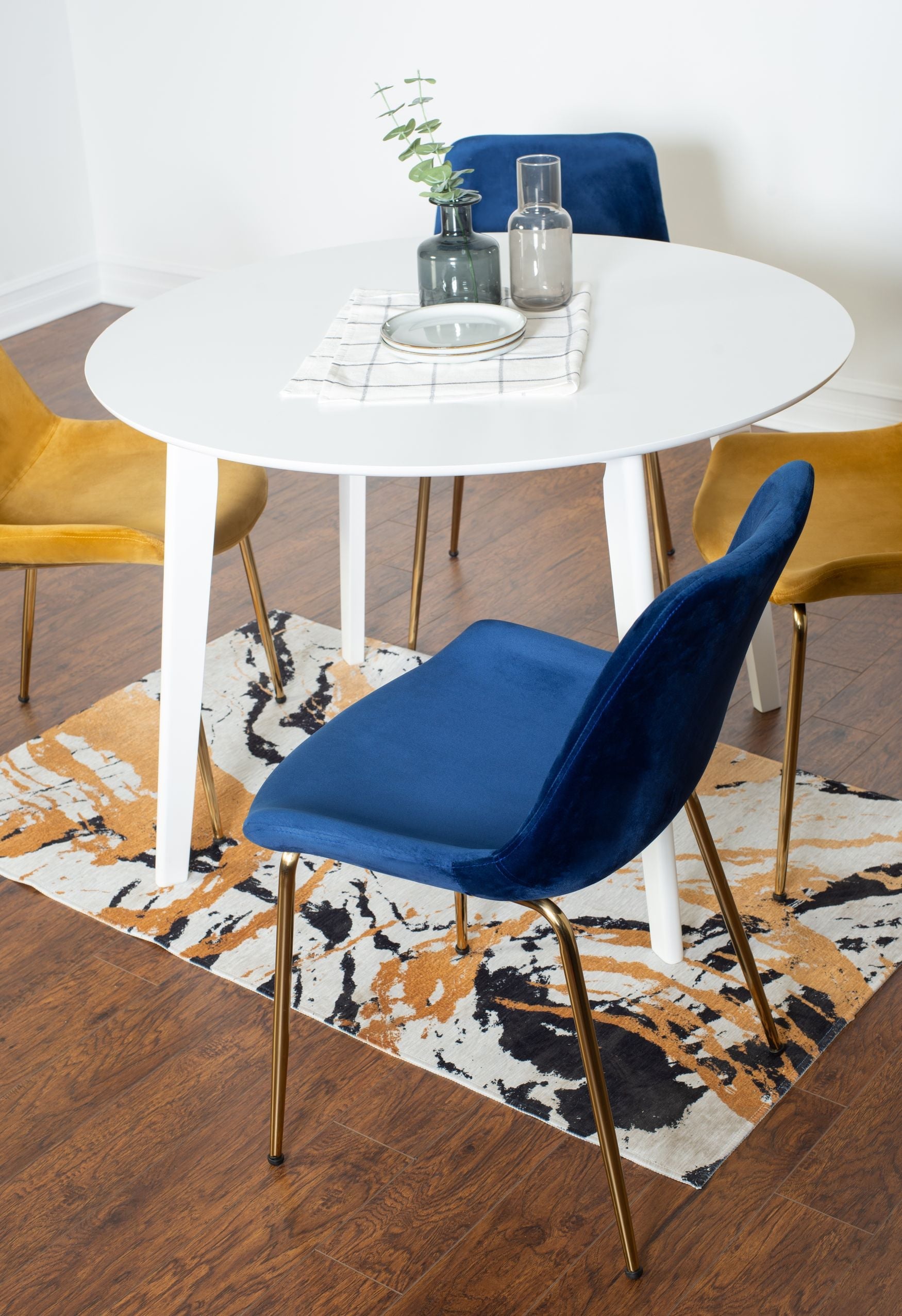 Roundhill Furniture Aufurr Contemporary 5-Piece White Round Dining Table Set with 4 Chairs - Perfect for Small Spaces, Breakfast Nooks & Modern Kitchens