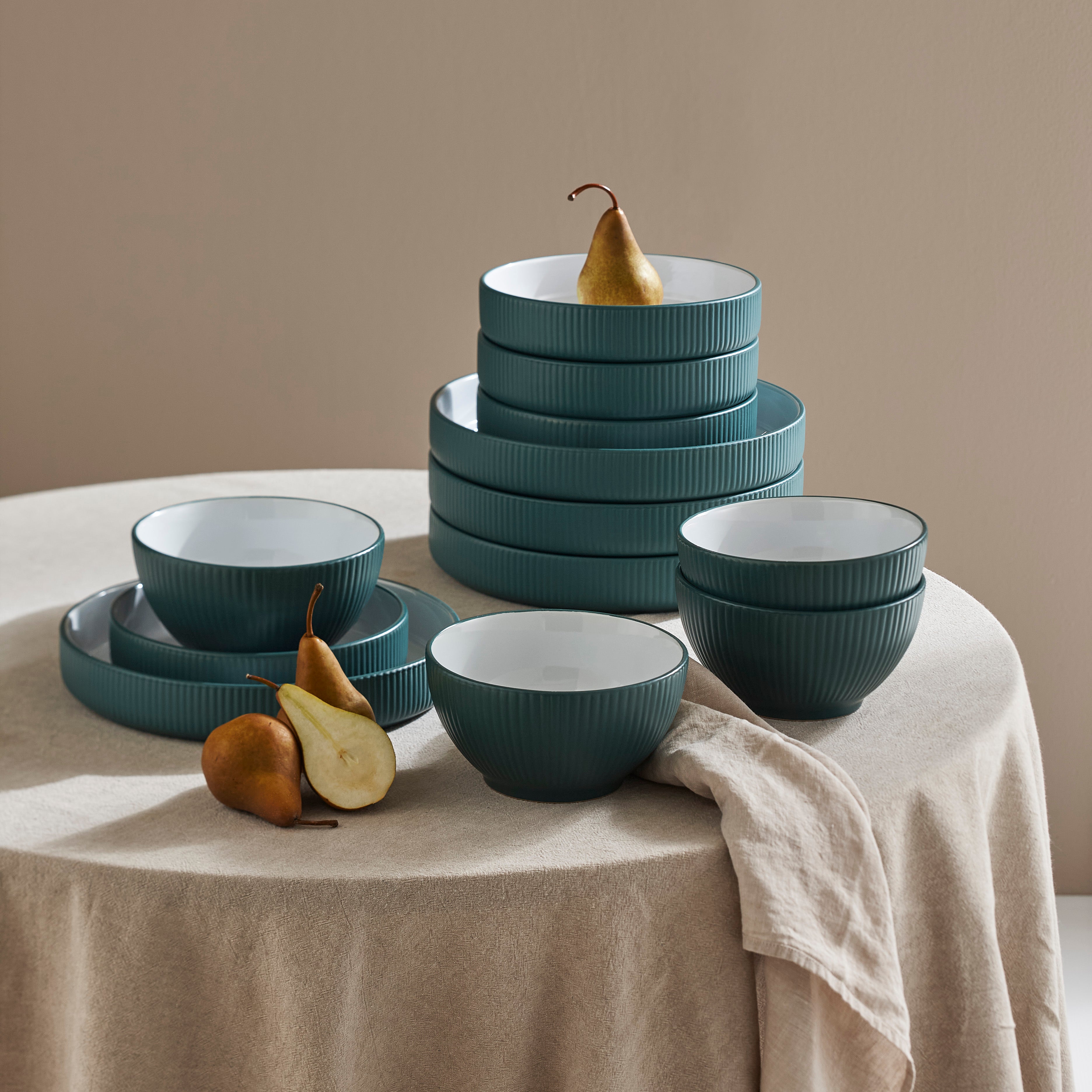 Premium Larosso Stoneware Dinnerware Set - 16-Piece Green & White Ceramic Plates, Bowls & Mugs - Durable & Stylish for Everyday Dining, Entertaining & Restaurant Use