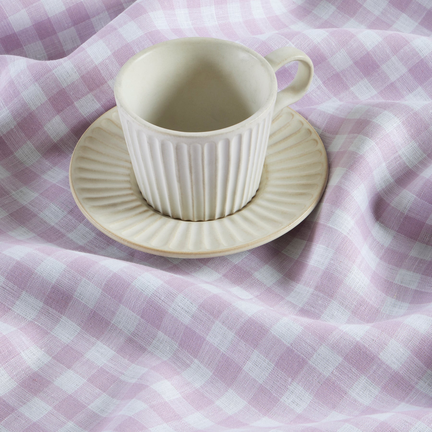 Stylish Red and White Checkered Gingham Tablecloth - Perfect for Picnics, BBQs, and Outdoor Dining