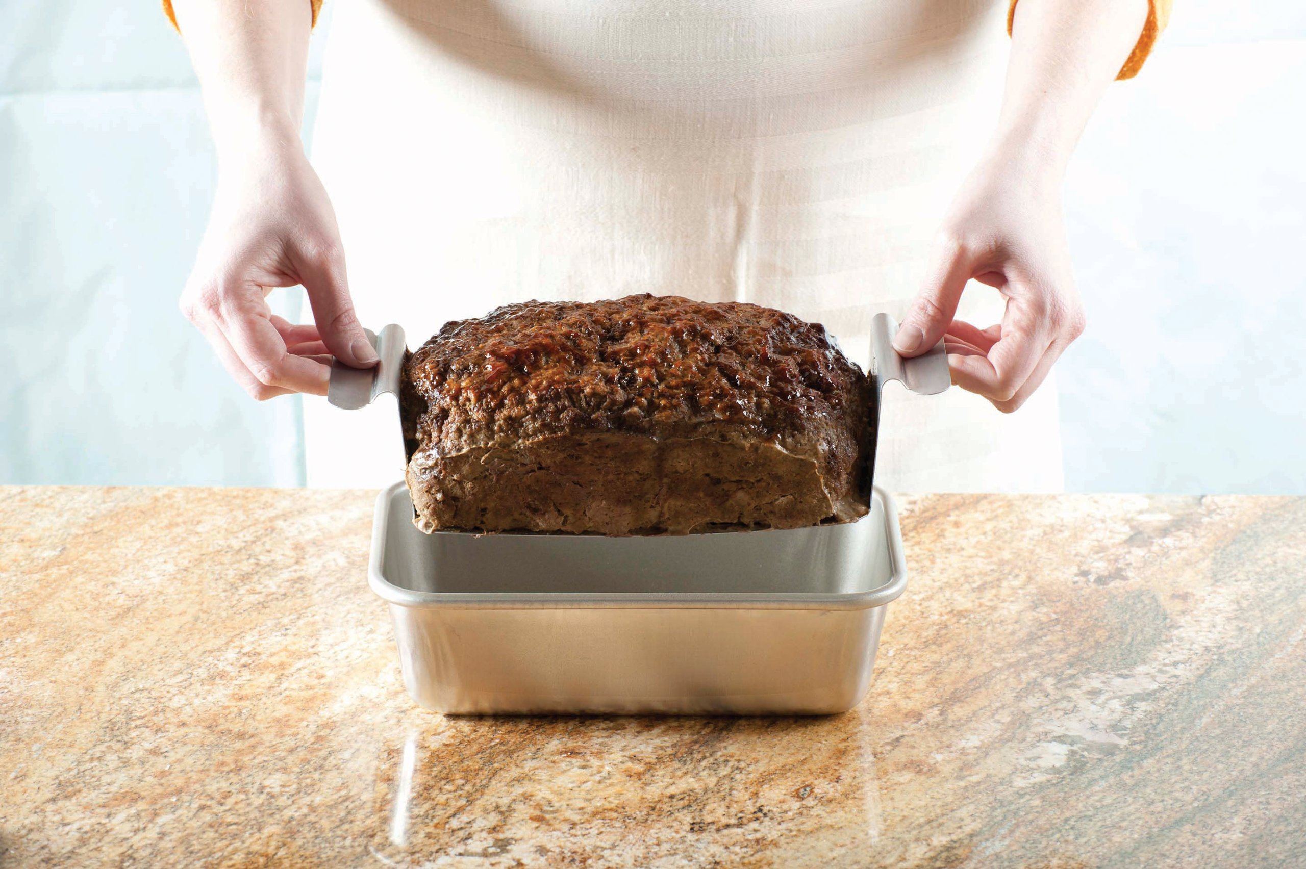 Premium Non-Stick Meatloaf Pan with Removable Lifting Trivet - Oven Safe Baking Dish for Meatloaf, Roasts & Casseroles - Perfect for Family Dinners & Holiday Cooking