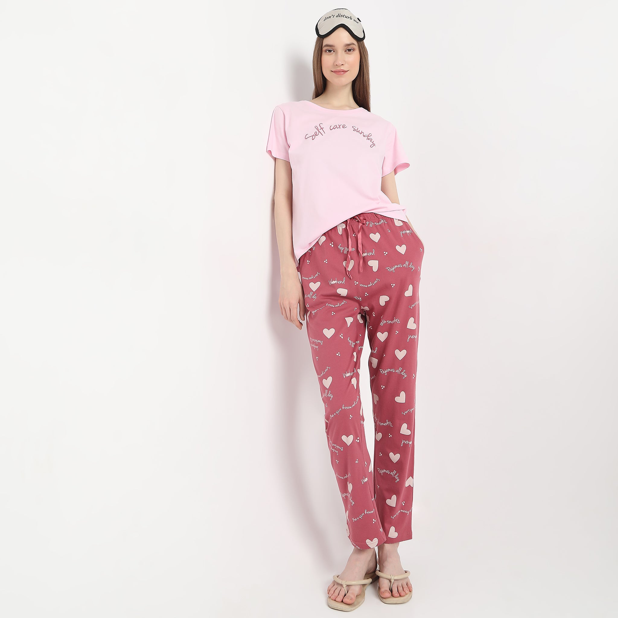 Heart Print Ankle-Length Lounge Pajamas for Women - Soft & Comfortable Sleepwear for Relaxing at Home or Traveling