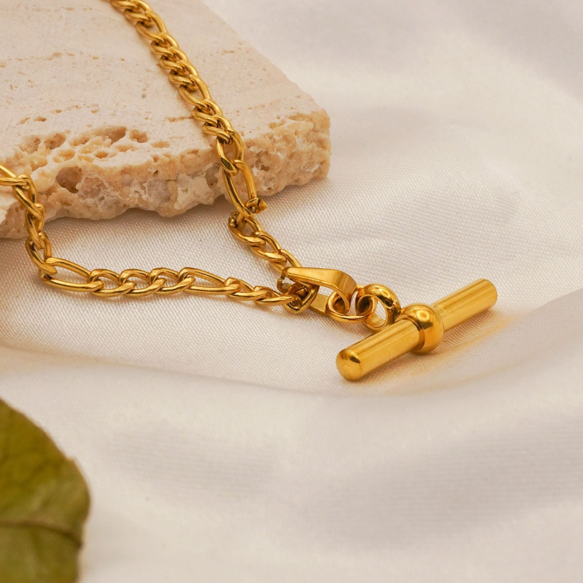 18K Gold Plated T Bar Pendant Figaro Chain Necklace for Men & Women - Elegant Watch Accessory | Perfect for Formal Events, Weddings & Gifts | JDN738