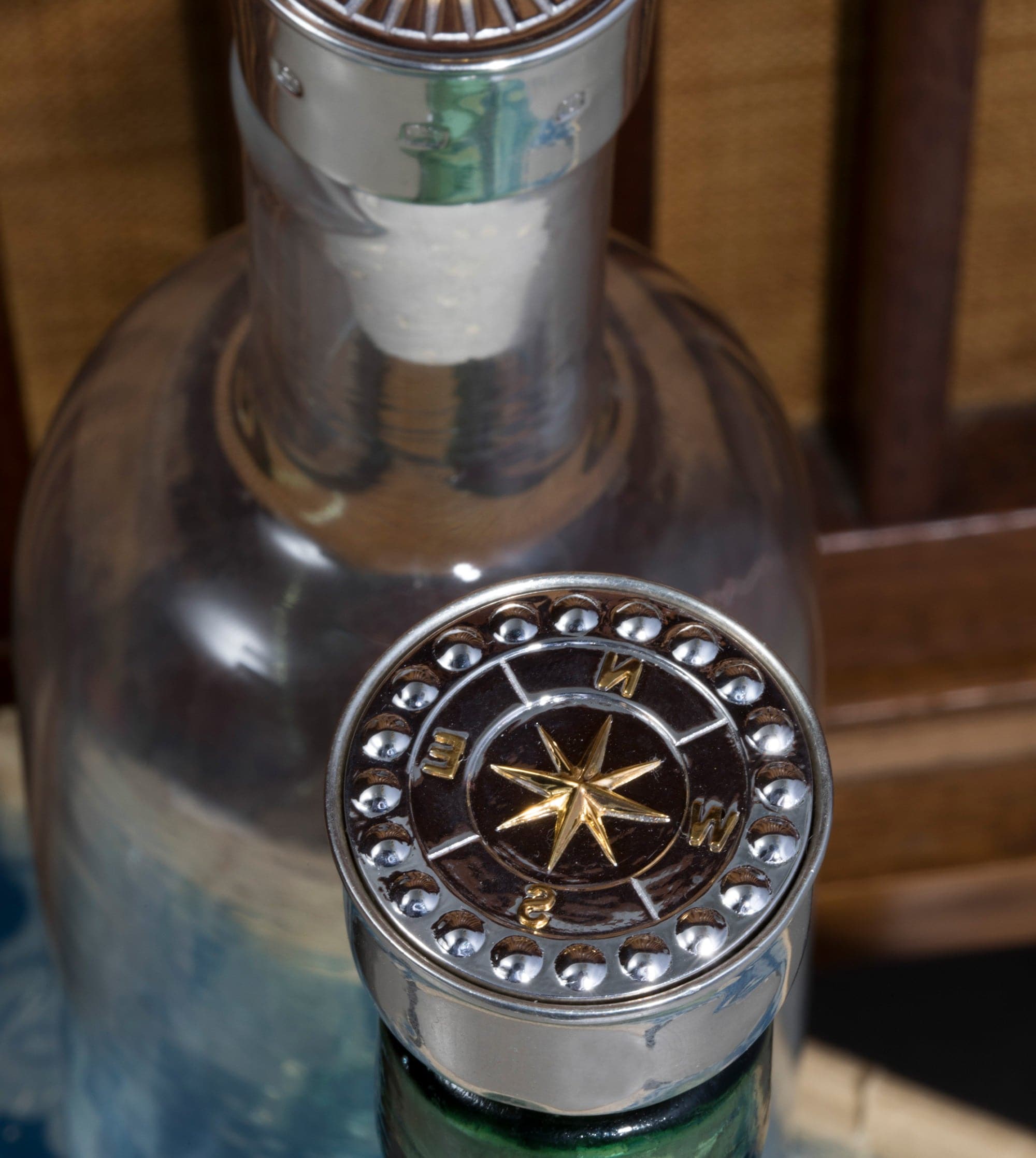 Premium Wine Bottle Stopper with Internal Compass - Leakproof Cork for Champagne & Liquor - Perfect for Camping, Hiking & Outdoor Adventures