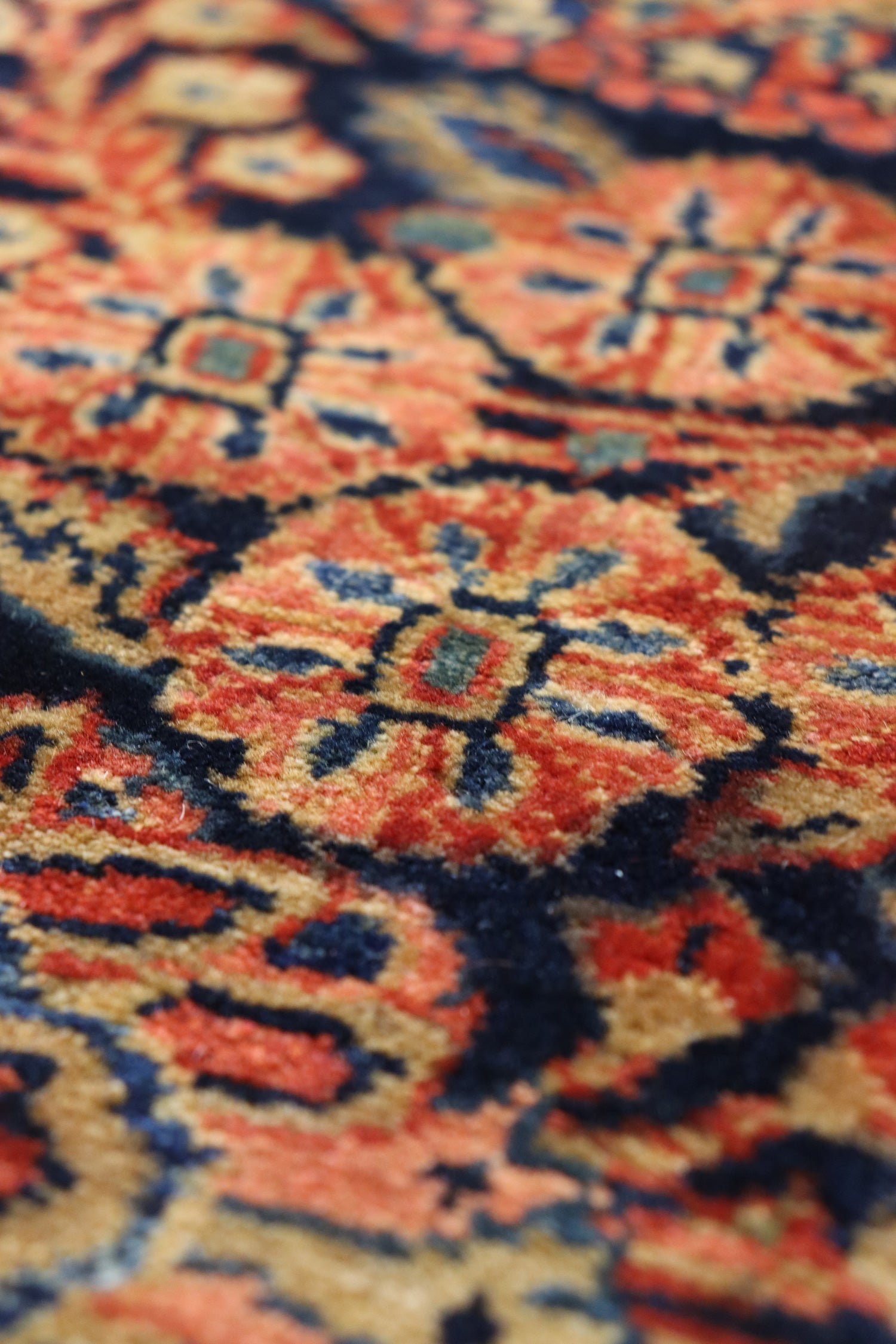 Antique Sarouk Handwoven Traditional Persian Rug - J67806 - Perfect for Living Room, Bedroom & Home Decor