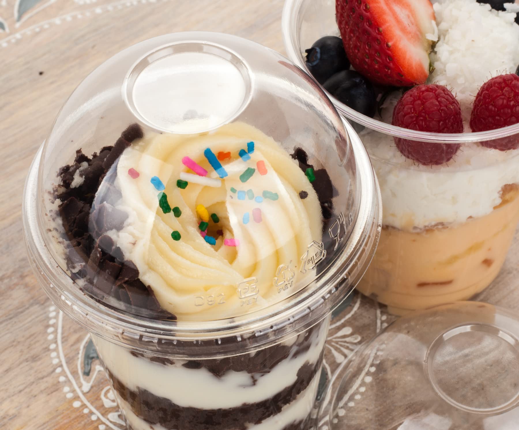 Golden Apple Cup Series - 12oz Clear Plastic Cups with Dome Lids (50 Sets) - Perfect for Parties, Events, and Beverage Serving