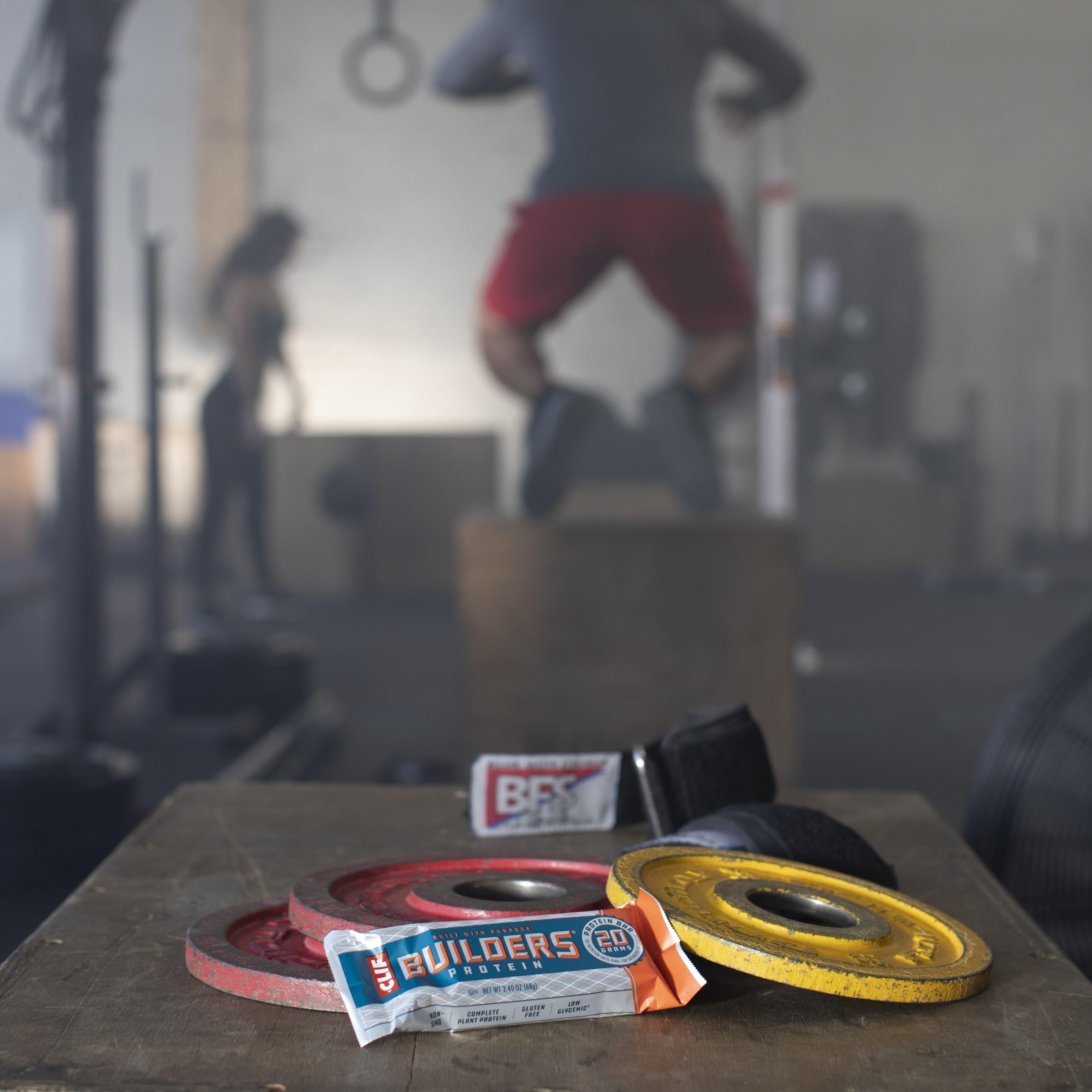 CLIF Builders Protein Bar - Chocolate Peanut Butter Flavor - 20g Protein, Gluten-Free, Non-GMO, Low Glycemic - 2.4 oz - Perfect for Post-Workout Recovery, Hiking & On-the-Go Snacking