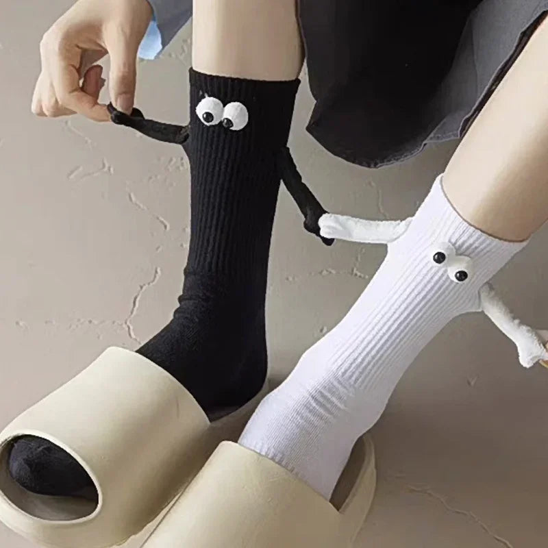 Harajuku Couple Cotton Socks - 2 Pairs Magnetic Hand Holding Socks for Couples, Black & White Unisex Long Socks - Perfect for Valentine's Day Gifts, Anniversary Presents and Romantic Couple Activities