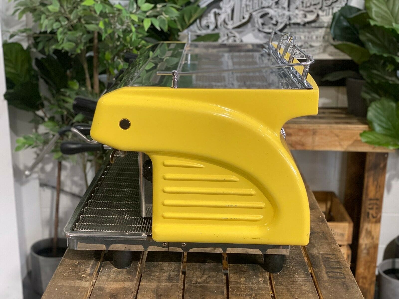 Expobar Ruggero 3 Group Commercial Espresso Machine in Vibrant Yellow - Perfect for Cafes, Restaurants & Coffee Shops
