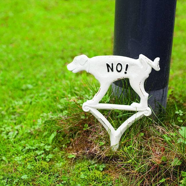 No Peeing Yard Sign - Durable Cast Iron Outdoor Dog Sign for Lawn & Garden - Funny & Rustic Home Decor for Pet Owners
