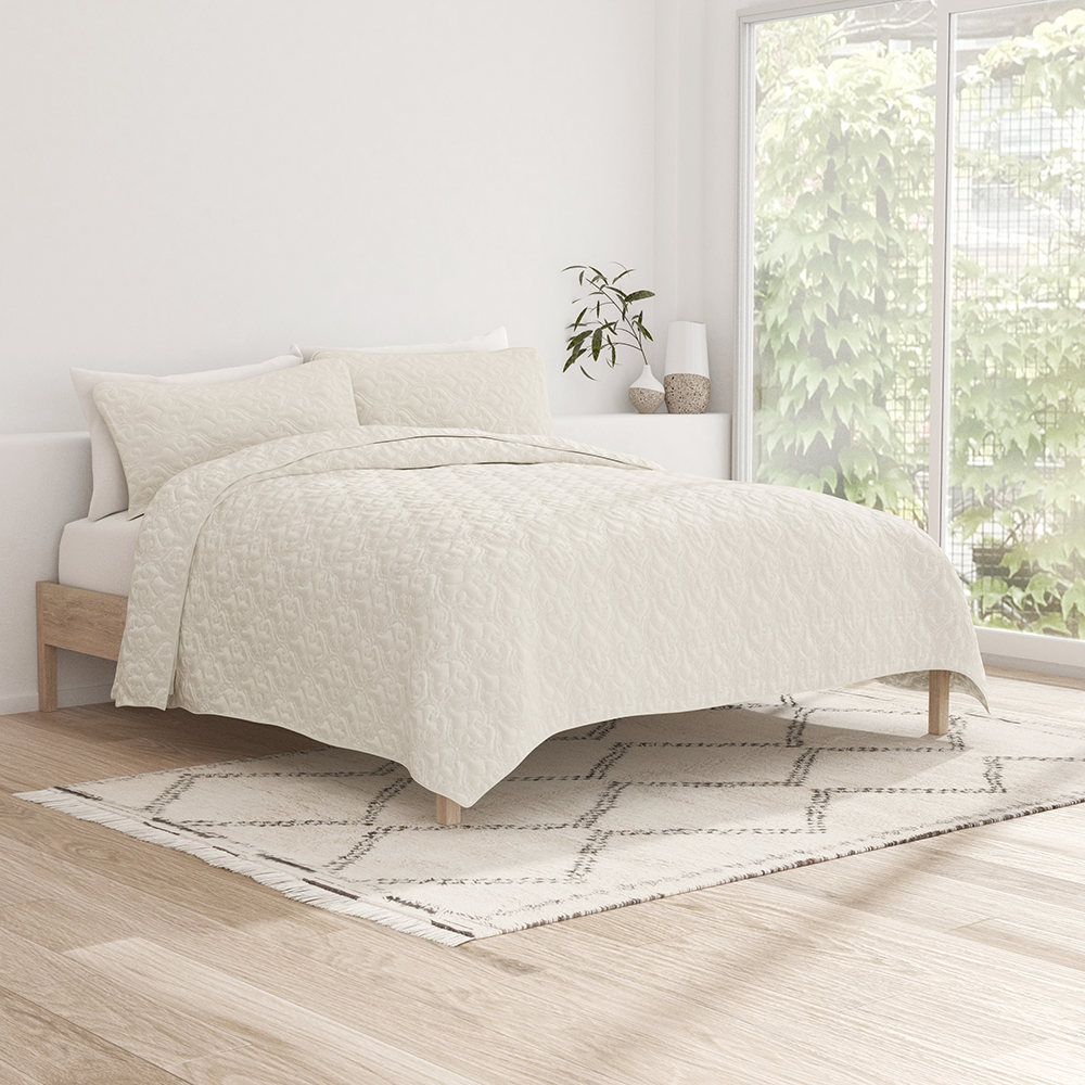 3 Piece Damask Quilted Coverlet Set - Luxury Bedding Set for Queen/King Size Beds - Perfect for Master Bedroom, Guest Room & Hotel Decor