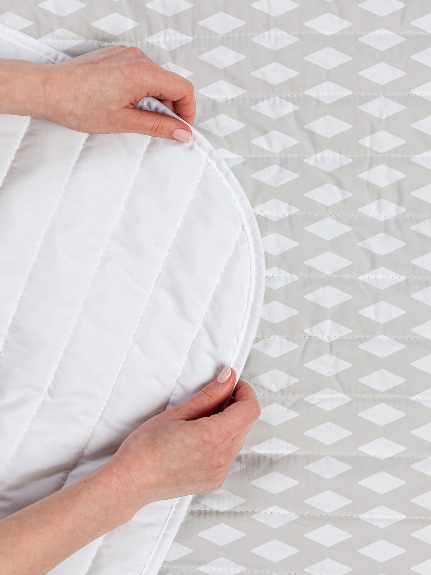 Ambesonne King Size Microfiber Bedspread Set - Soft Geometric Diamond Argyle Pattern in Pale Tan & White | Includes Comforter & Pillow Shams | Perfect for Modern Bedrooms, Guest Rooms & Cozy Home Decor