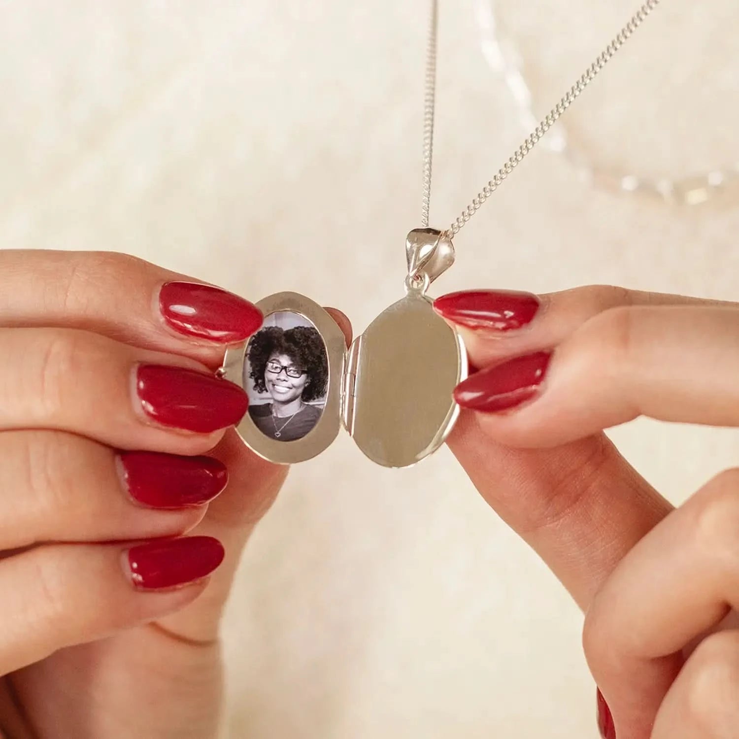 Memorial Photo Locket for Ashes - Silver Oval Keepsake Urn Jewelry for Loved Ones | Perfect for Remembrance, Funeral, or Anniversary Gifts