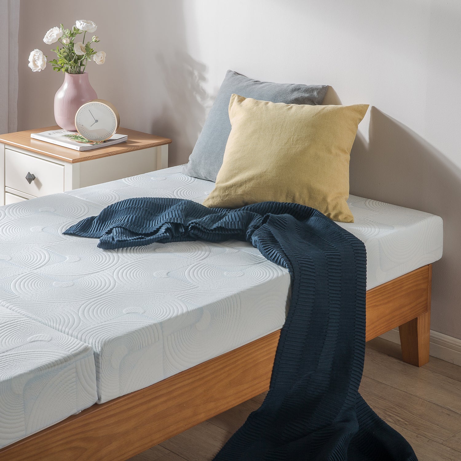 Zinus 5 Inch Tri-Fold Cooling Gel Memory Foam Mattress - Queen Size, Pressure Relief & Breathable for Guest Beds, Camping & Small Spaces