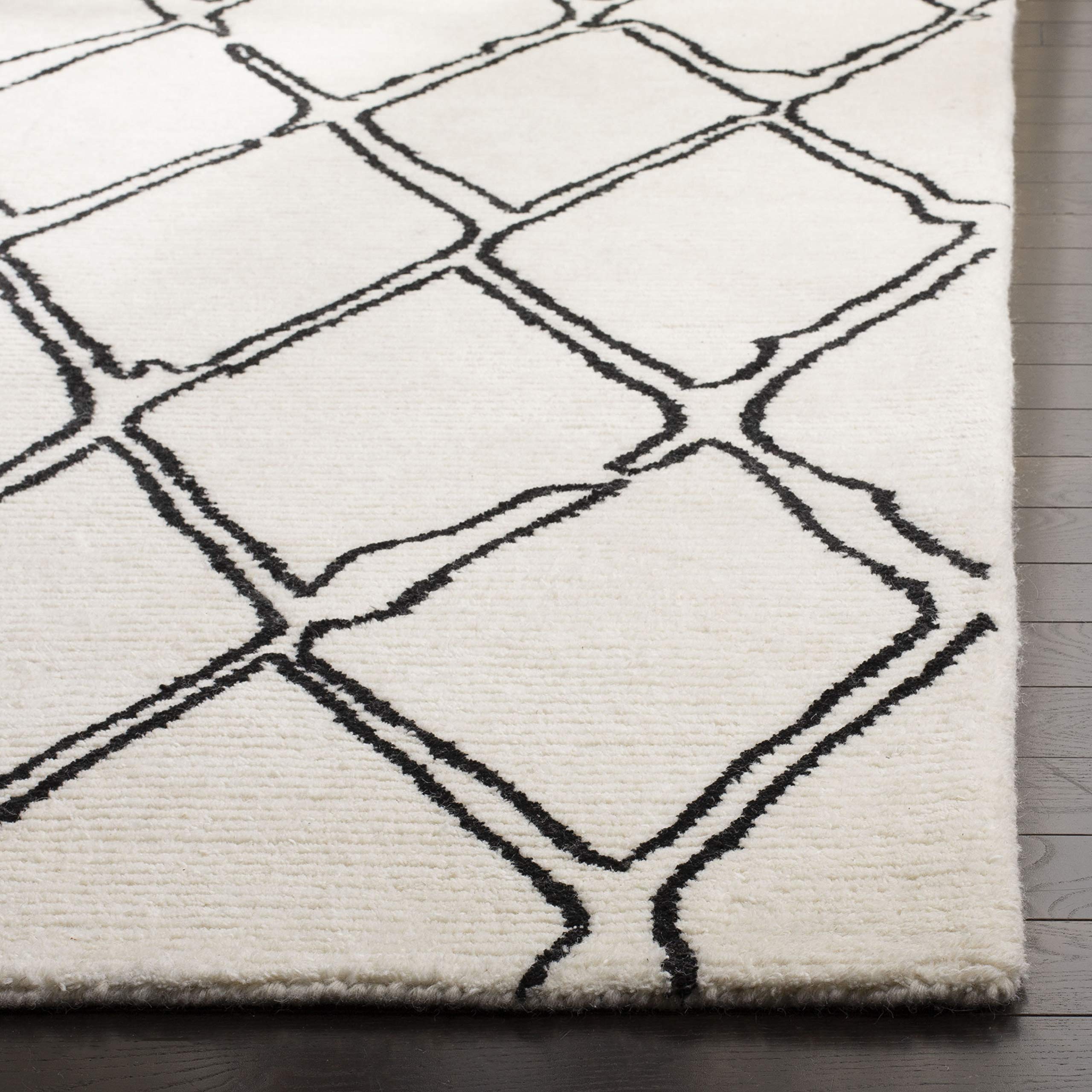 SAFAVIEH Casablanca Collection Handmade Wool Accent Rug - 4' x 6', Ivory & Black Trellis Design, 0.75-inch Thick for High Traffic Areas - Perfect for Entryway, Living Room, Bedroom, Office & Dining Room Decor (CSB350Z)