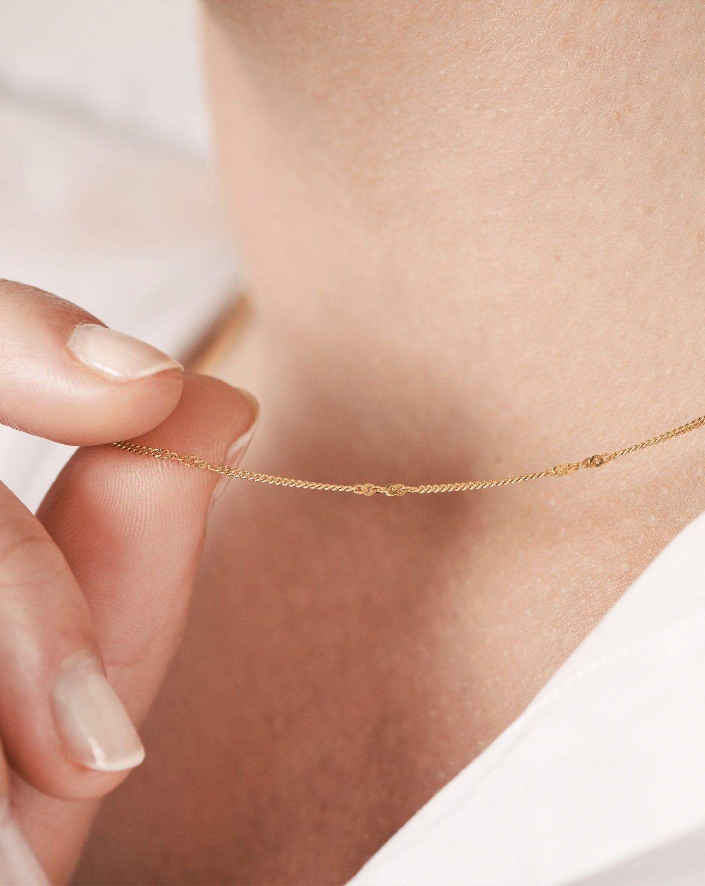 Stylish Fine Twisted Curb Chain Choker Necklace for Women - Trendy Layered Gold Silver Choker for Everyday Wear, Party & Date Night