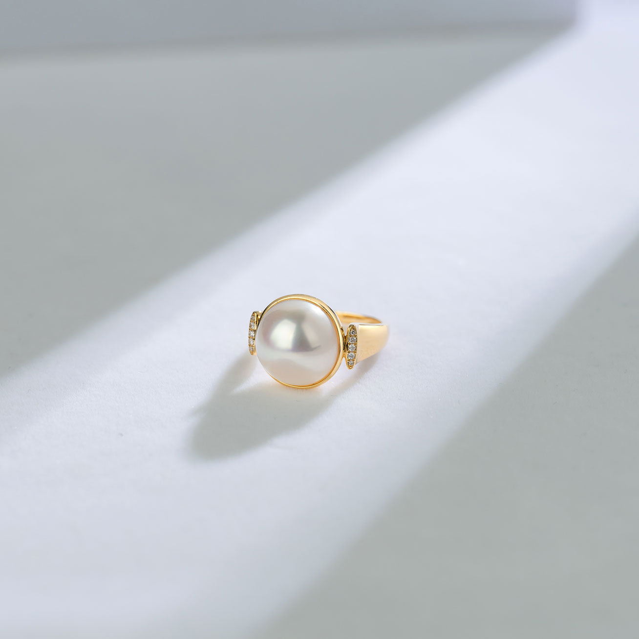18K Gold Diamond & Edison Pearl Ring KR00059 - Elegant Jewelry for Weddings, Anniversaries & Special Occasions