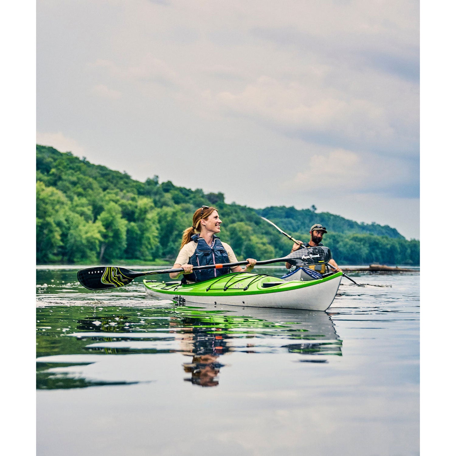 Aqua Bound Ultralight Tetra Carbon Straight Shaft 2-Piece Kayak Paddle with Versa Lok System - Lightweight & Durable for Touring, Fishing & Recreational Kayaking