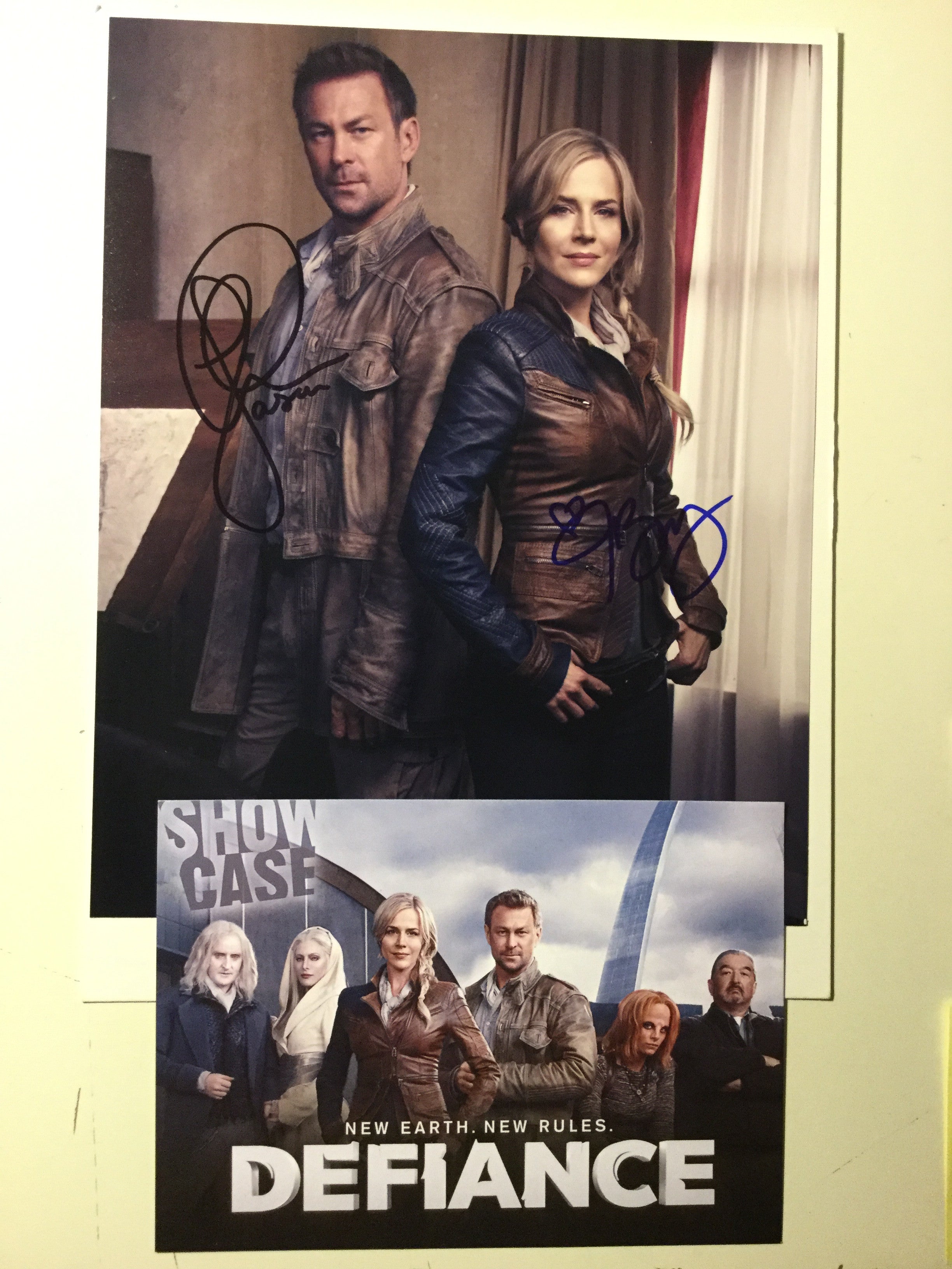 Rare Defiance TV Show Double Autograph with COA - Authentic Collectible for Sci-Fi Fans & Memorabilia Enthusiasts - Perfect for Display, Gifts, and Conventions