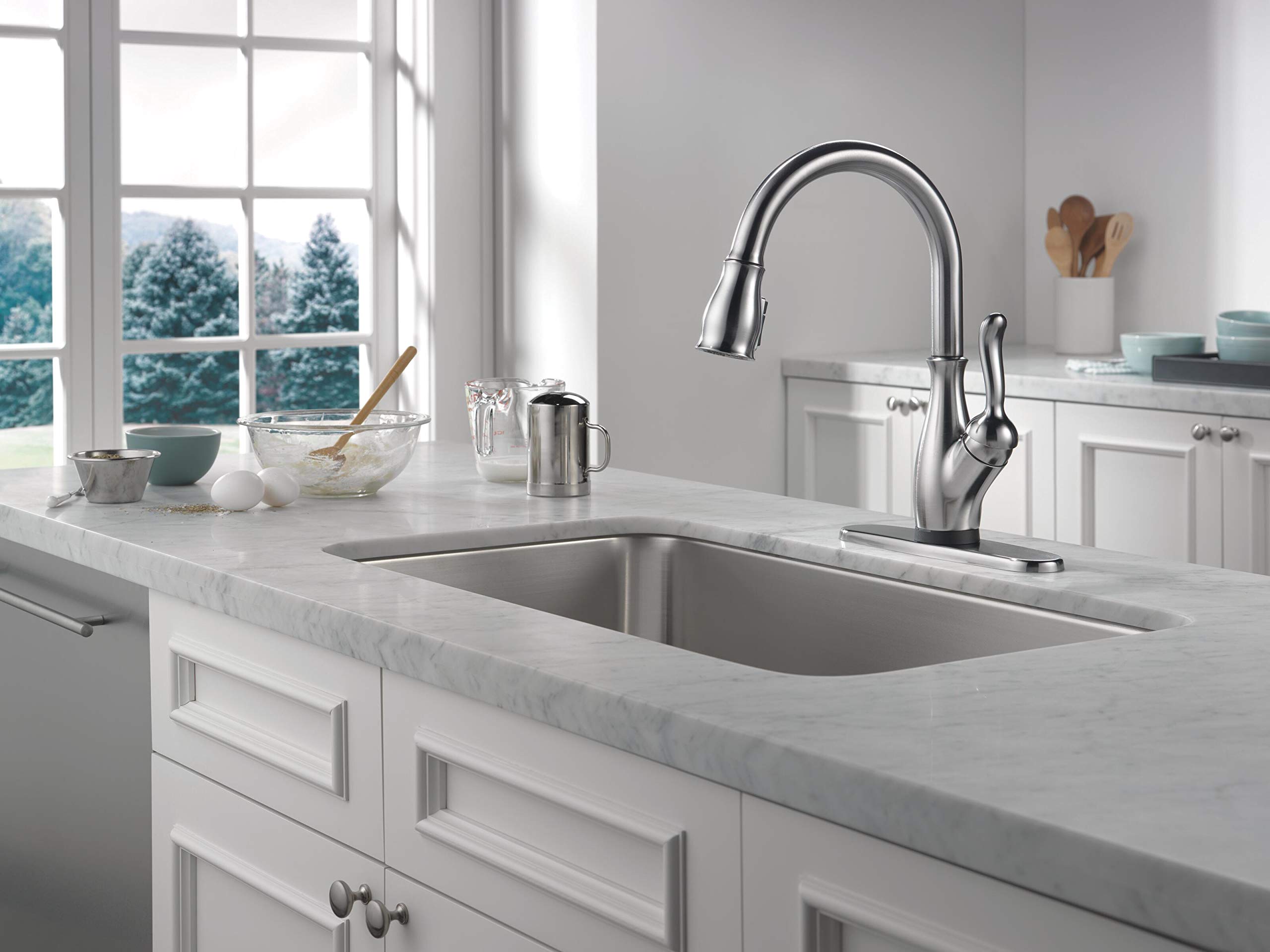 DELTA Faucet Leland Single-Handle Touch Kitchen Faucet with Pull Down Sprayer - Touch2O Technology, Magnetic Docking Spray Head & Soap Dispenser in Arctic Stainless Finish | Perfect for Modern Kitchens & Easy Cooking Cleanup
