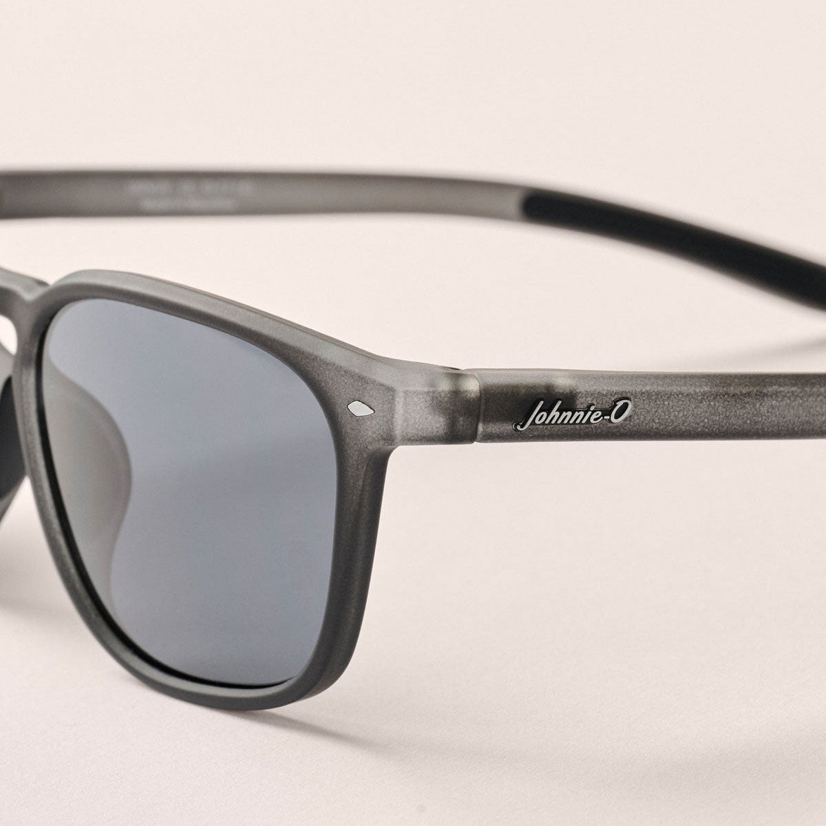Johnnie O Men's Malibu Sunglasses - Polarized Aviator Style with UV Protection (Black) - Perfect for Beach, Driving & Outdoor Activities