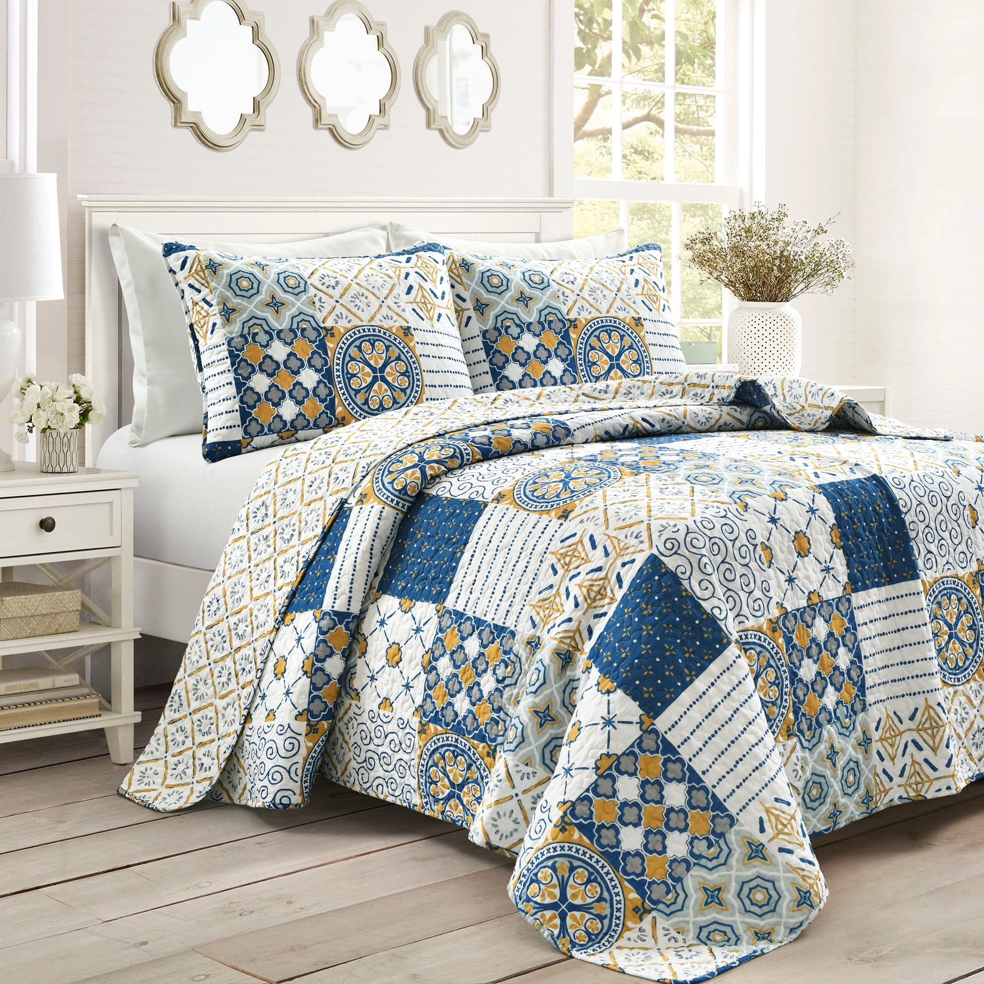 Monique Patch 3-Piece Quilt Set - Queen Size Bedding, Soft & Cozy Comforter with Matching Pillow Shams - Perfect for Master Bedroom, Guest Room & Cozy Home Decor