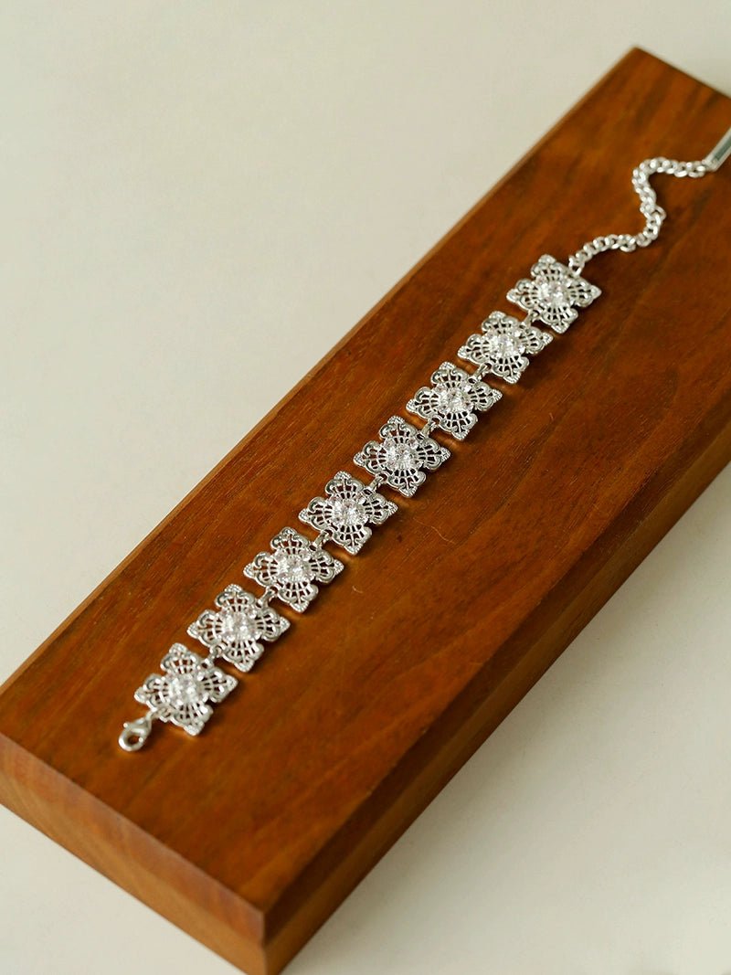 Stylish Niche Design Lace Four Leaf Clover Hollow Bracelet - Perfect for Women's Fashion, Gift Giving & Special Occasions