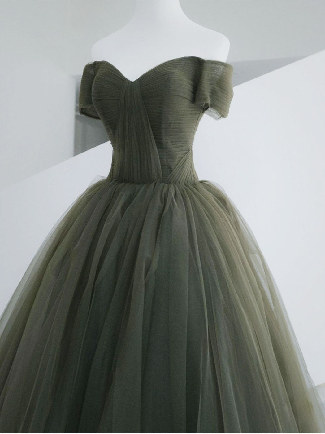 Elegant A-Line Sweetheart Neck Green Long Prom Dress with Sweep Train - Perfect for Formal Dances, Evening Galas & Special Occasions