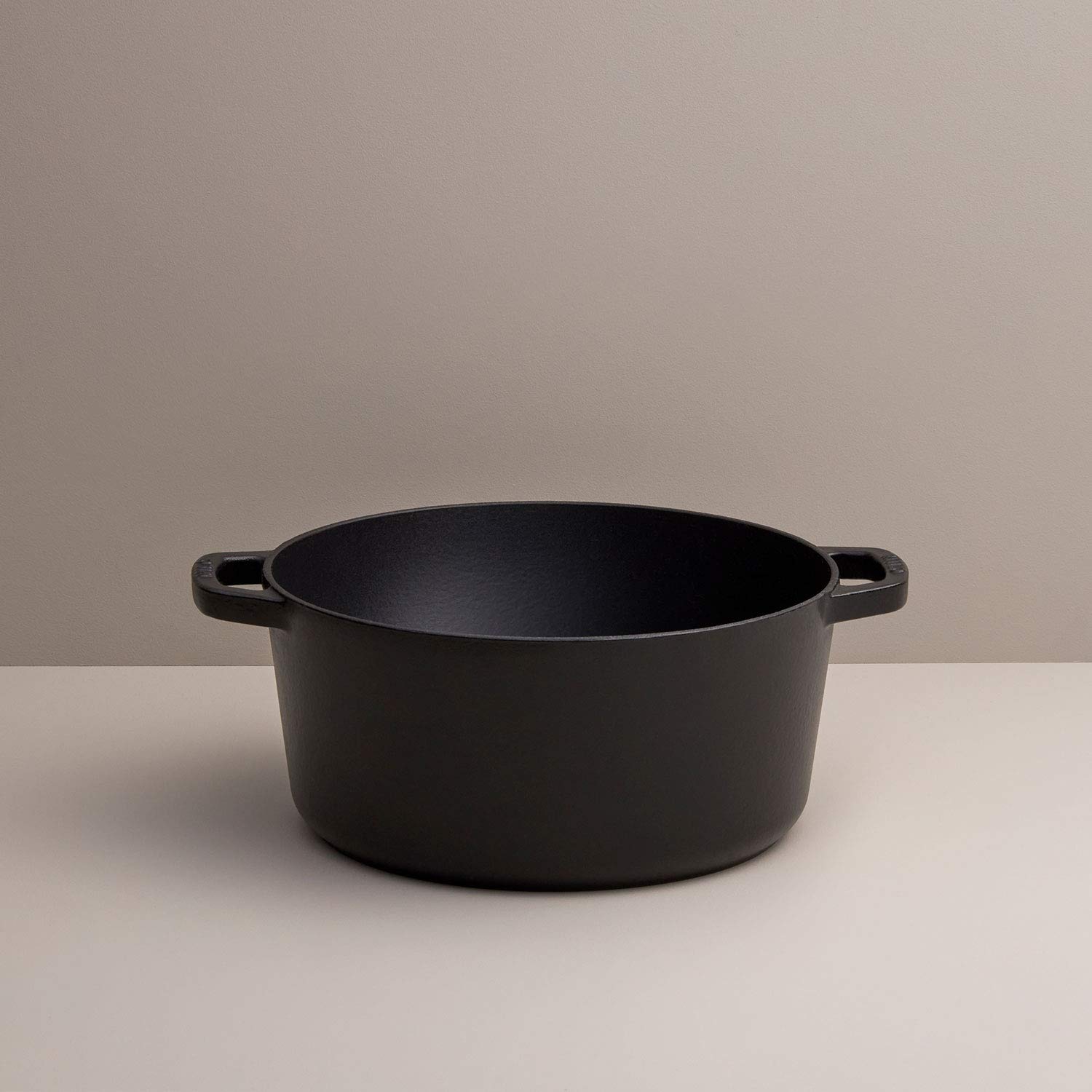 Premium 5.5-Quart Enameled Cast Iron Dutch Oven with Lid - Kana Milo Black & Gold Casserole Pot | Oven & Dishwasher Safe | Even Heat Distribution for Soups, Stews & Bread Baking | Perfect for Family Dinners & Entertaining