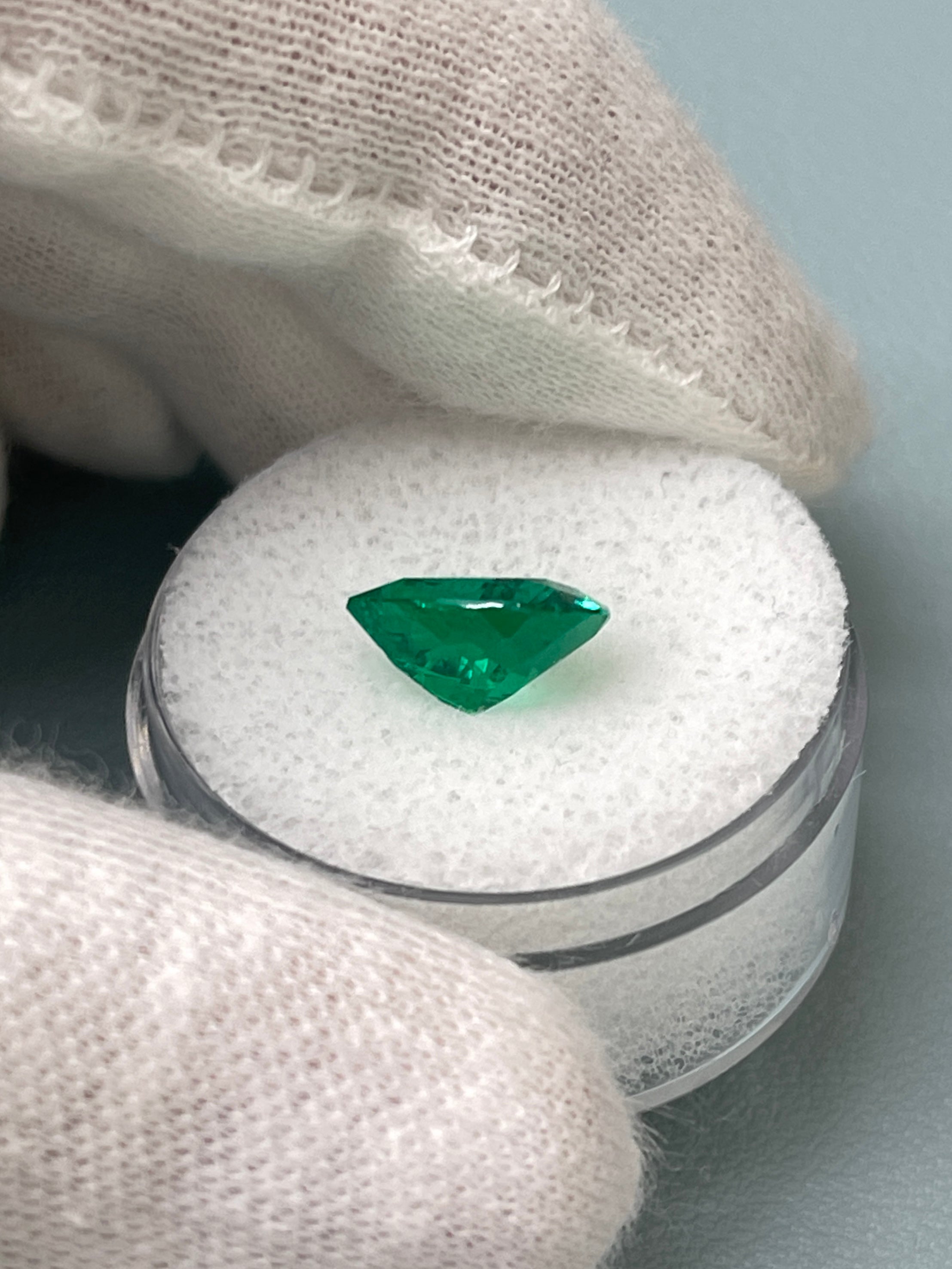 2.68 Carat 10x10.5mm AAA+ Vivid Green Natural Loose Colombian Emerald Heart Cut Gemstone for Jewelry Making, Engagement Rings & Luxury Gifts