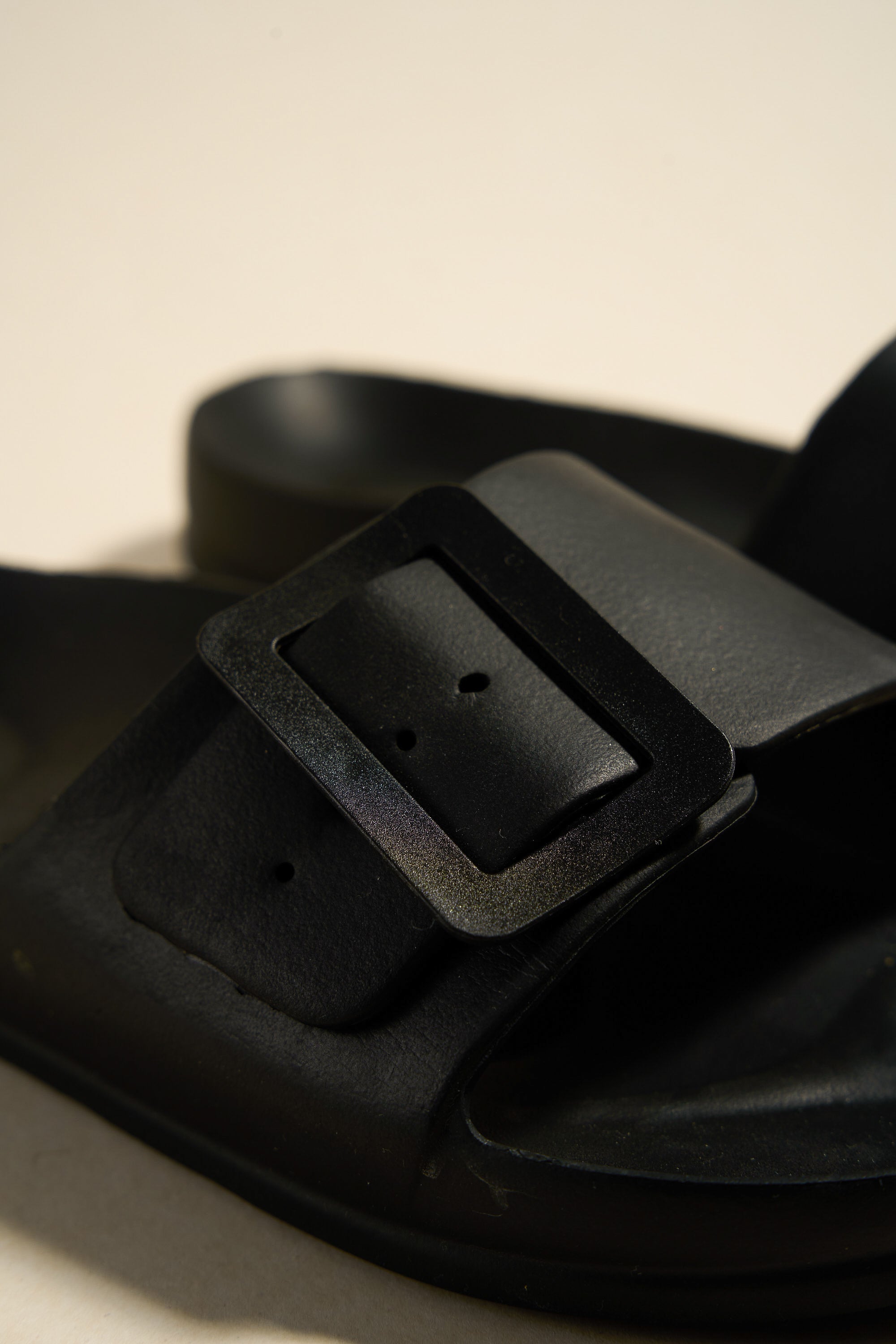 Cool Black Single Buckle Slides - Comfortable Summer Sandals for Men & Women | Perfect for Beach, Pool, and Casual Outings