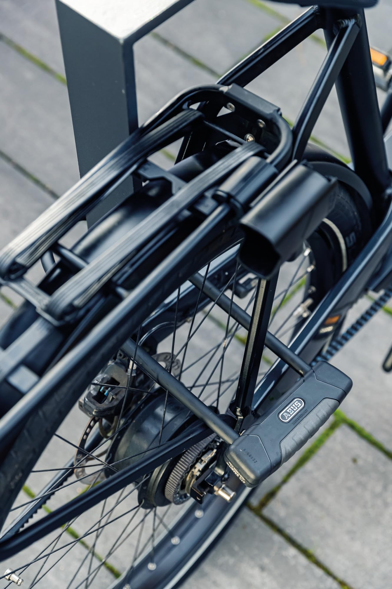 ABUS Granit Plus 470 U-Lock with Eazy KF Bracket - High Security Level 12 Bike Lock with Parabolic Shackle (Black) - Perfect for Urban Commuting & Bicycle Theft Protection