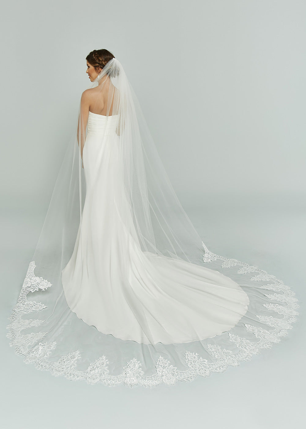 Elegant Cathedral Wedding Veil V1033 with Scallop Lace Edge - Perfect for Bridal Gowns, Church Ceremonies & Romantic Photo Shoots